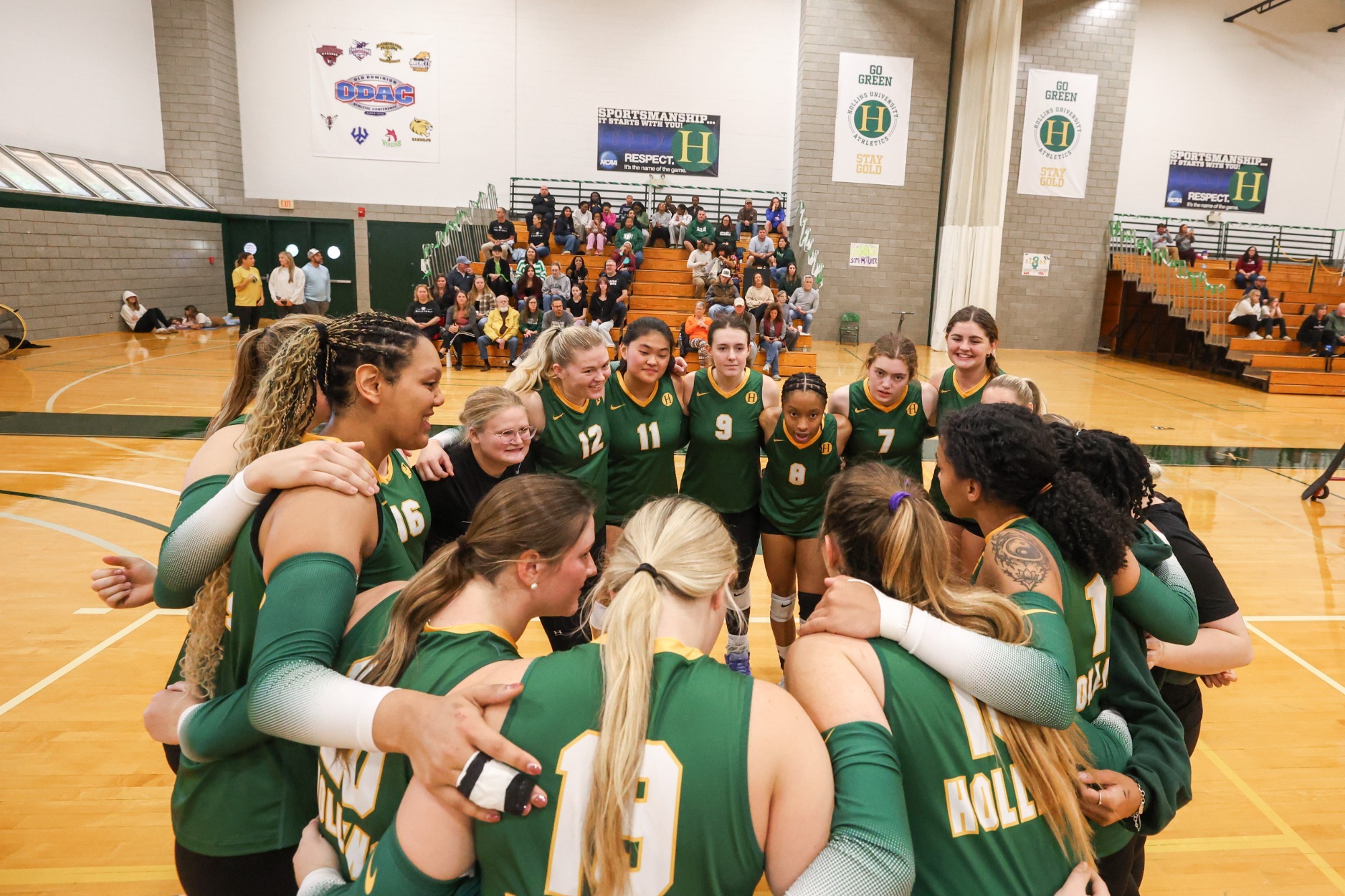Hollins volleyball huddle pregame