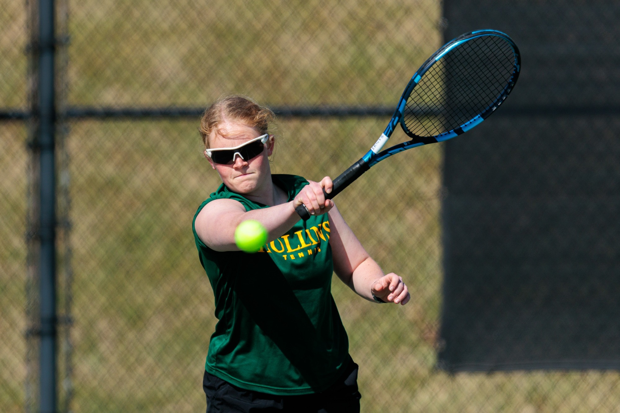Rachel Hull returning the ball with a forehand