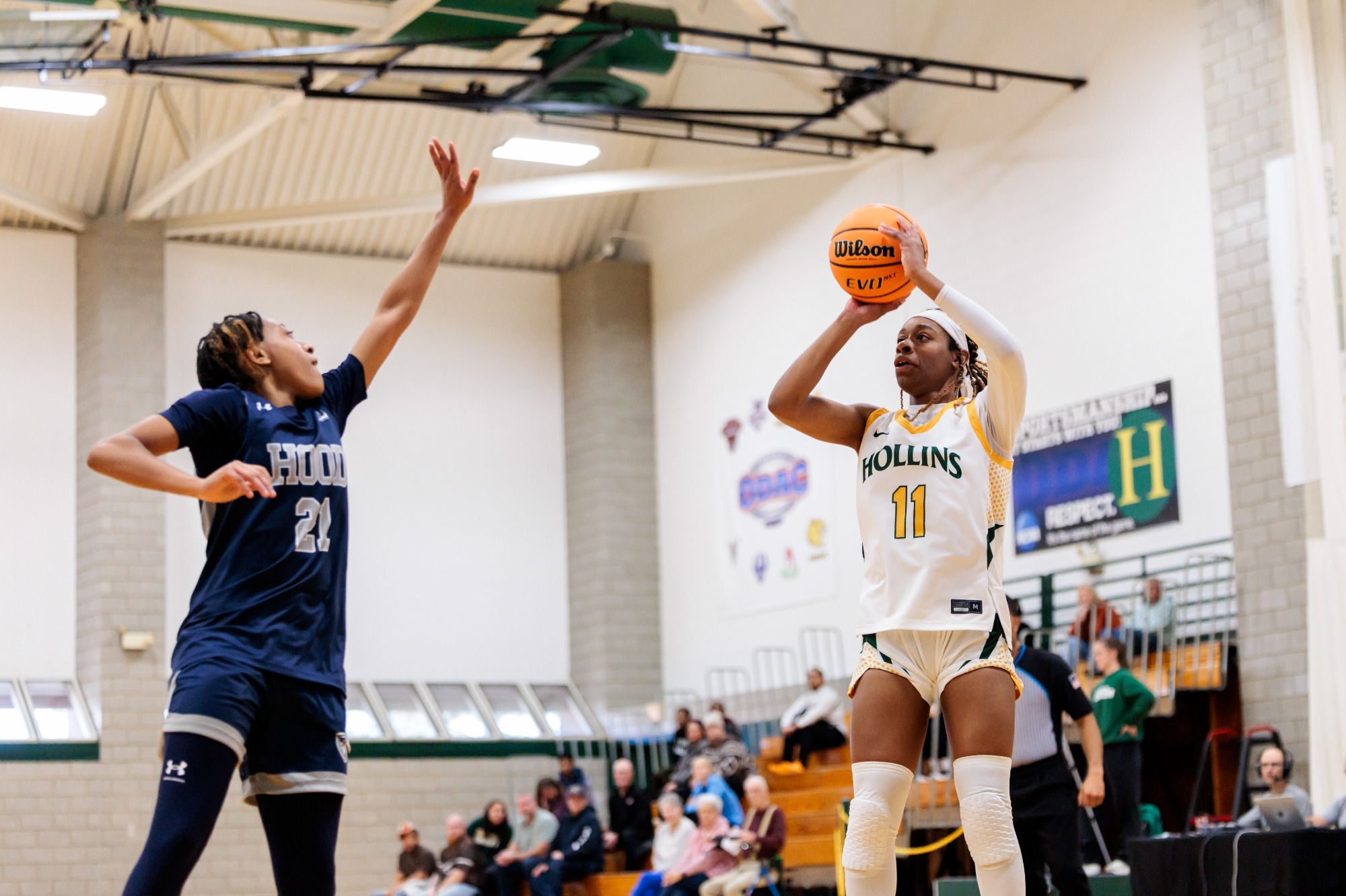 Jump shot for Noelani Carter