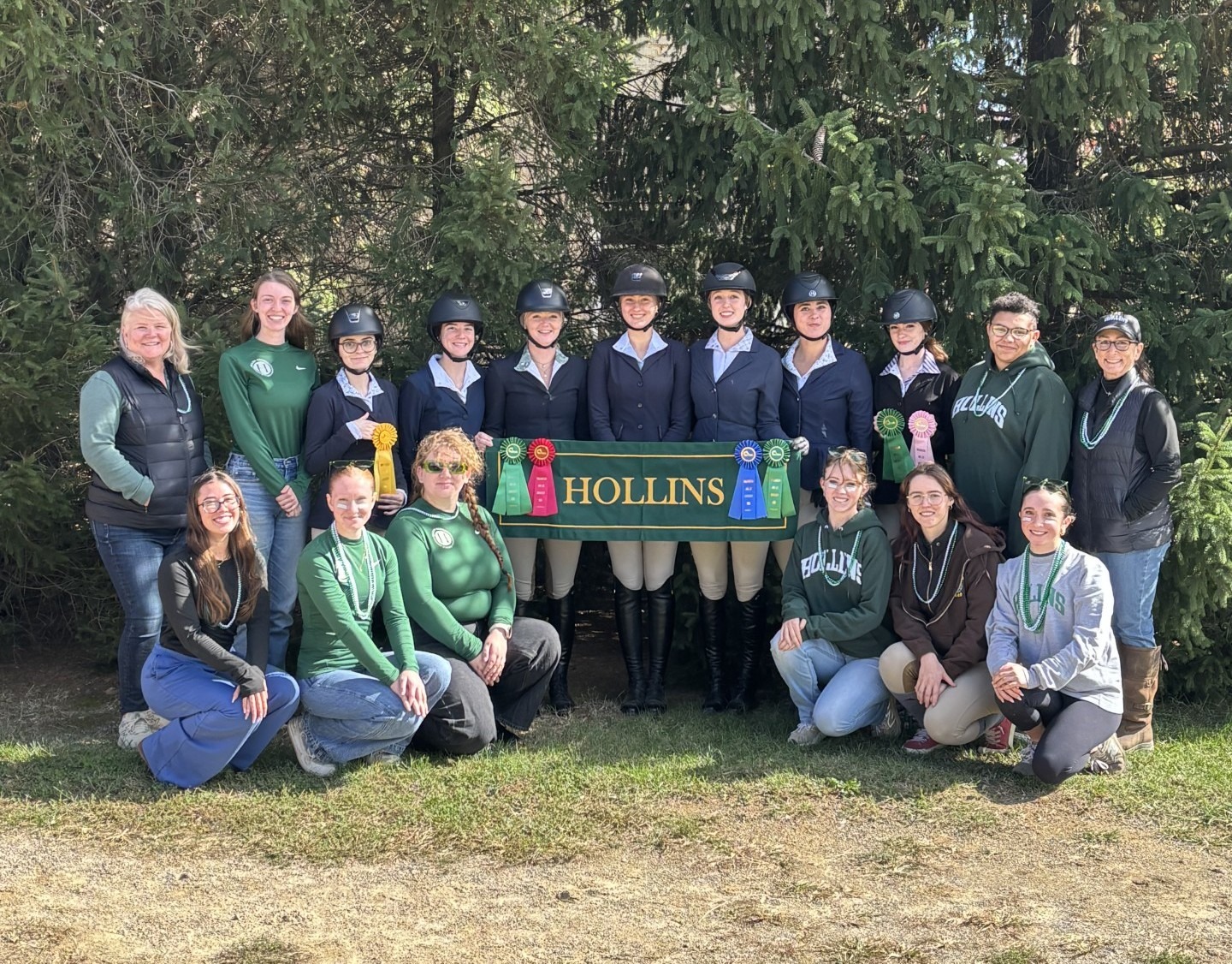 Hollins team photo after Fall IHSA at W&L