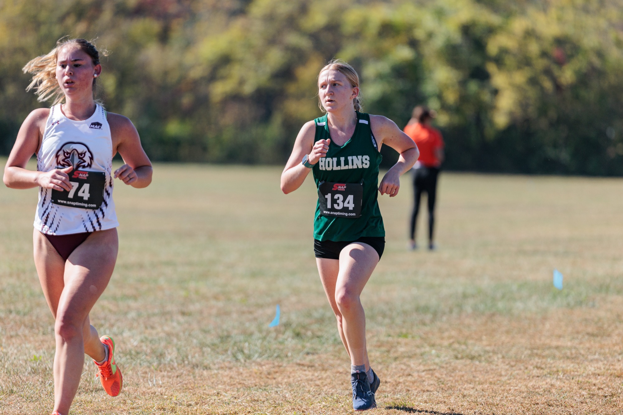 Liz Lowry running in a cross country race