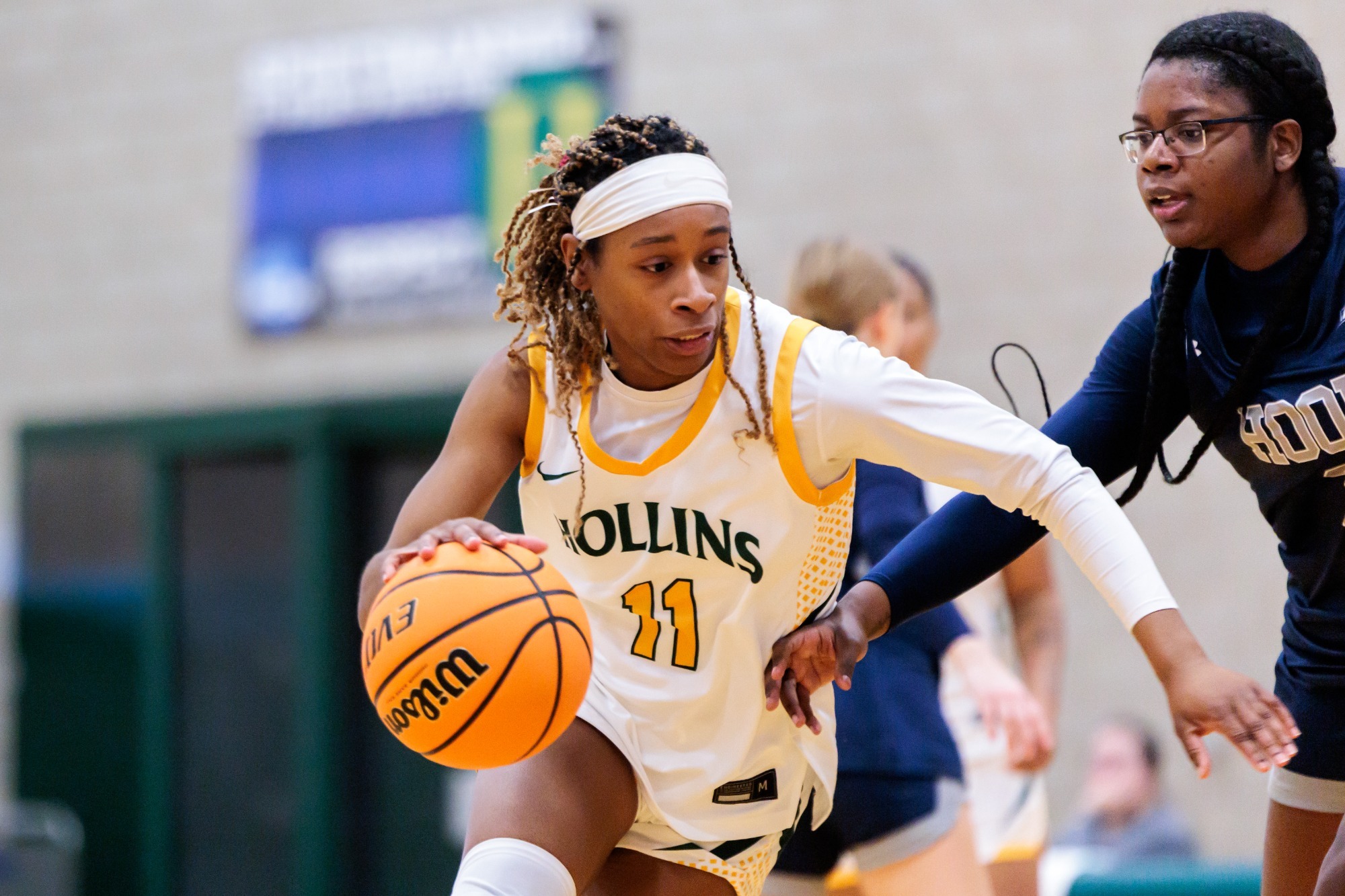 Noelani Carter going against a defender