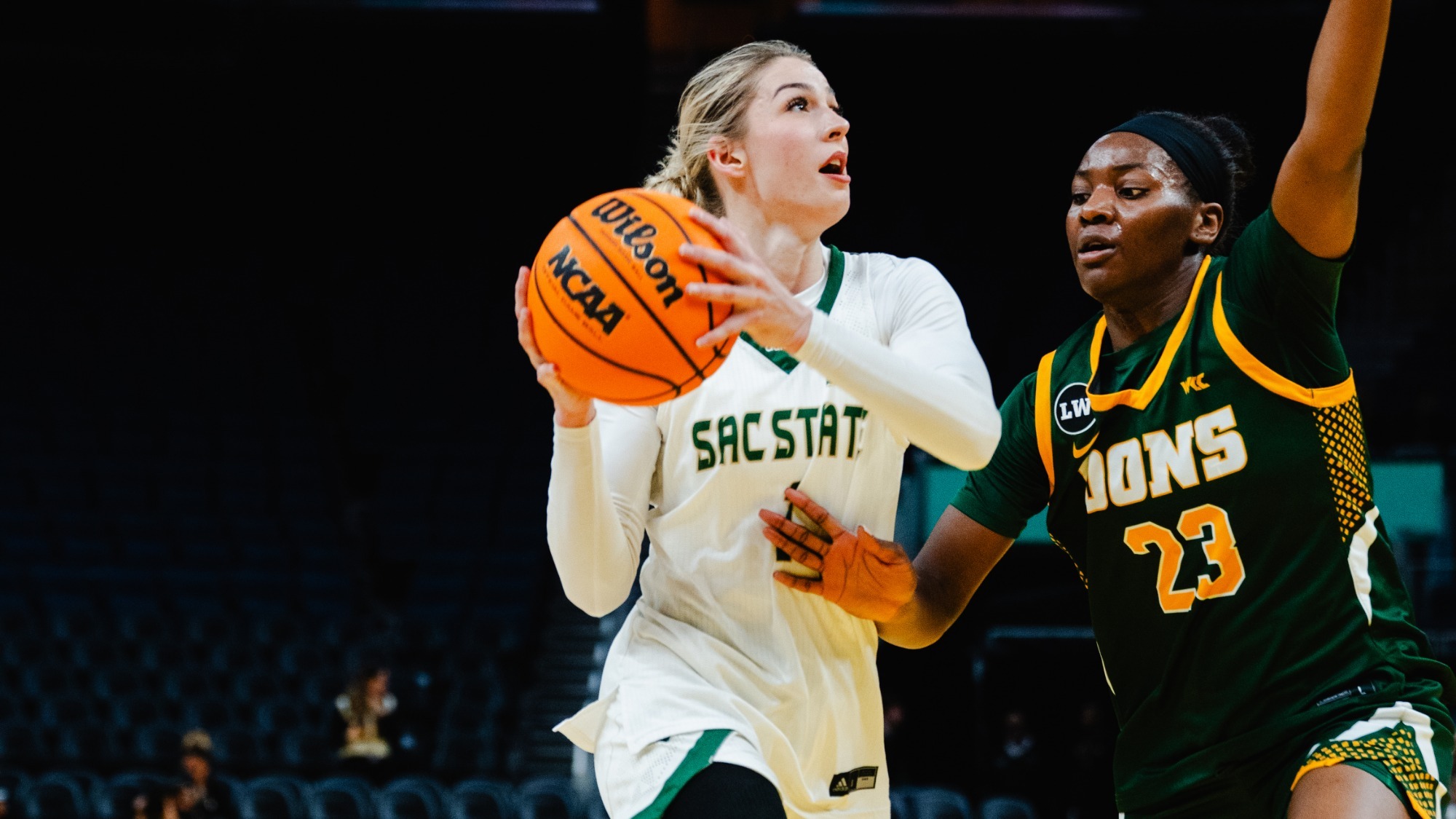 2025-26 WBB Benthe Versteeg drives to the basket against a San Francisco defender