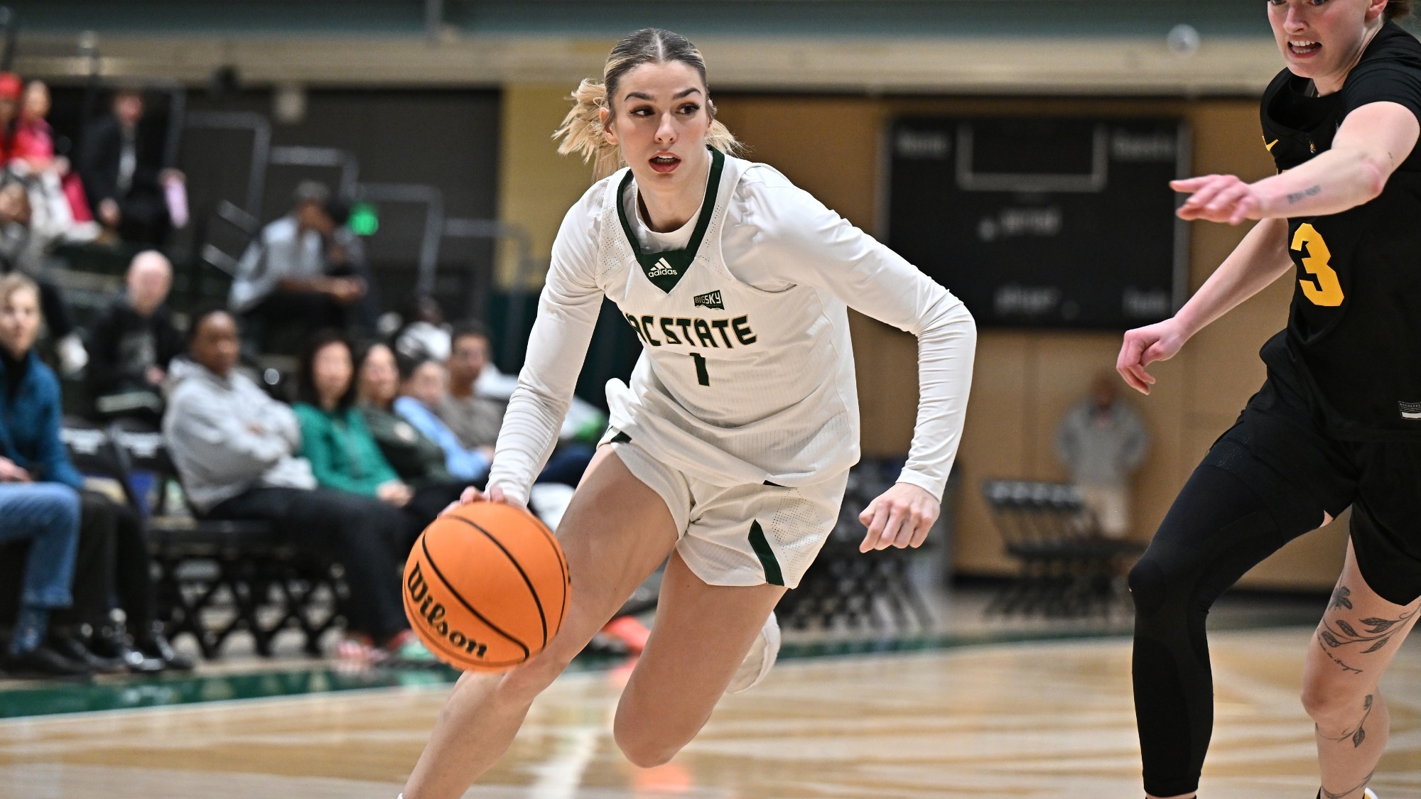 2025-26 WBB Benthe Versteeg drives to the basket against Idaho