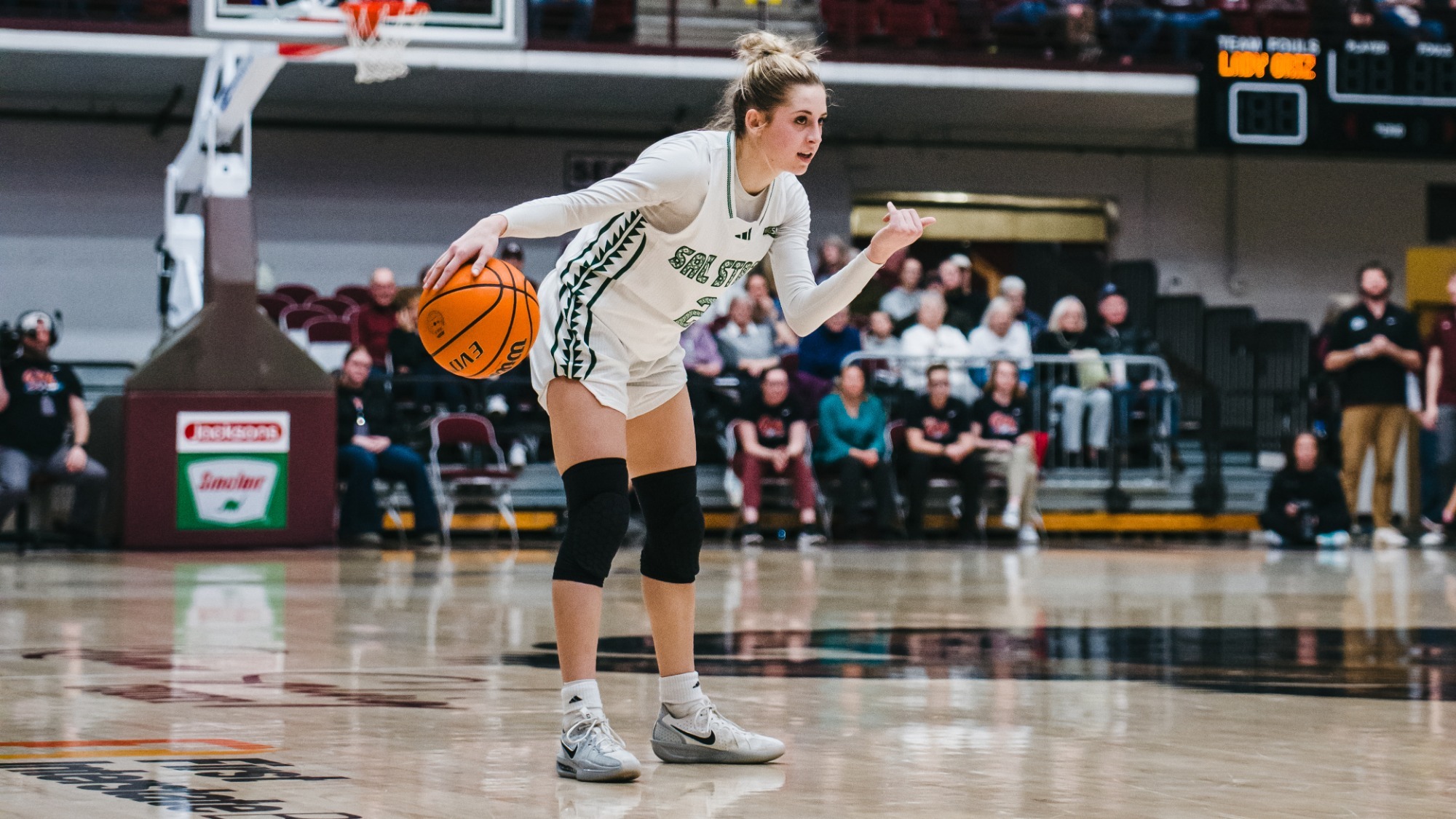 2025-26 WBB Natalie Picton dribbles the ball on the road against Montana