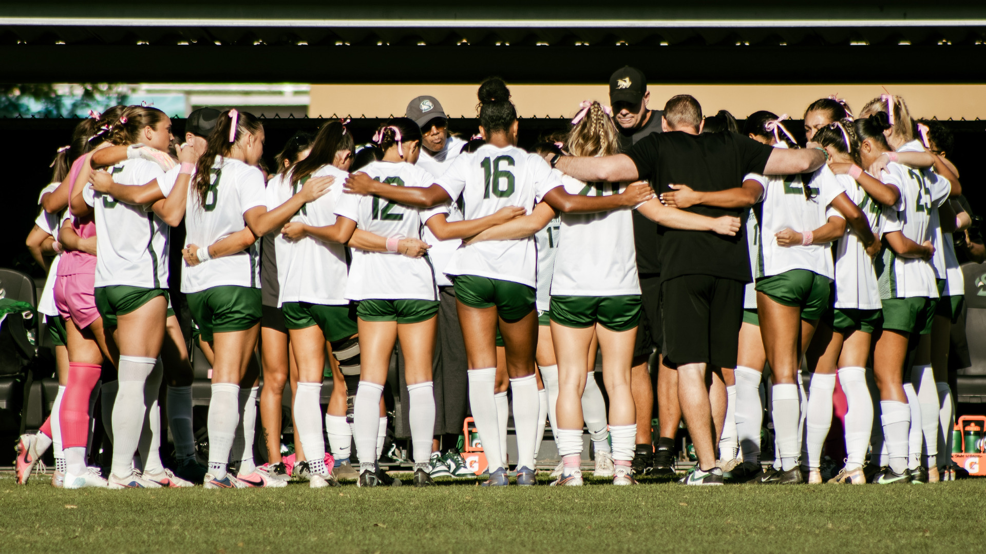 2026 WSOC team huddle prior to kickoff against Cal State Bakersfield at home