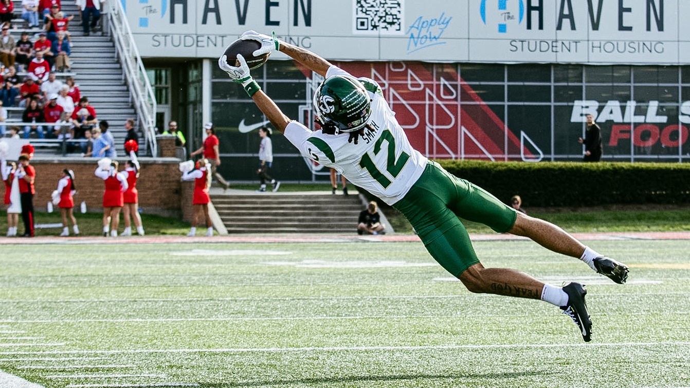 Onterrio Smith makes a diving catch