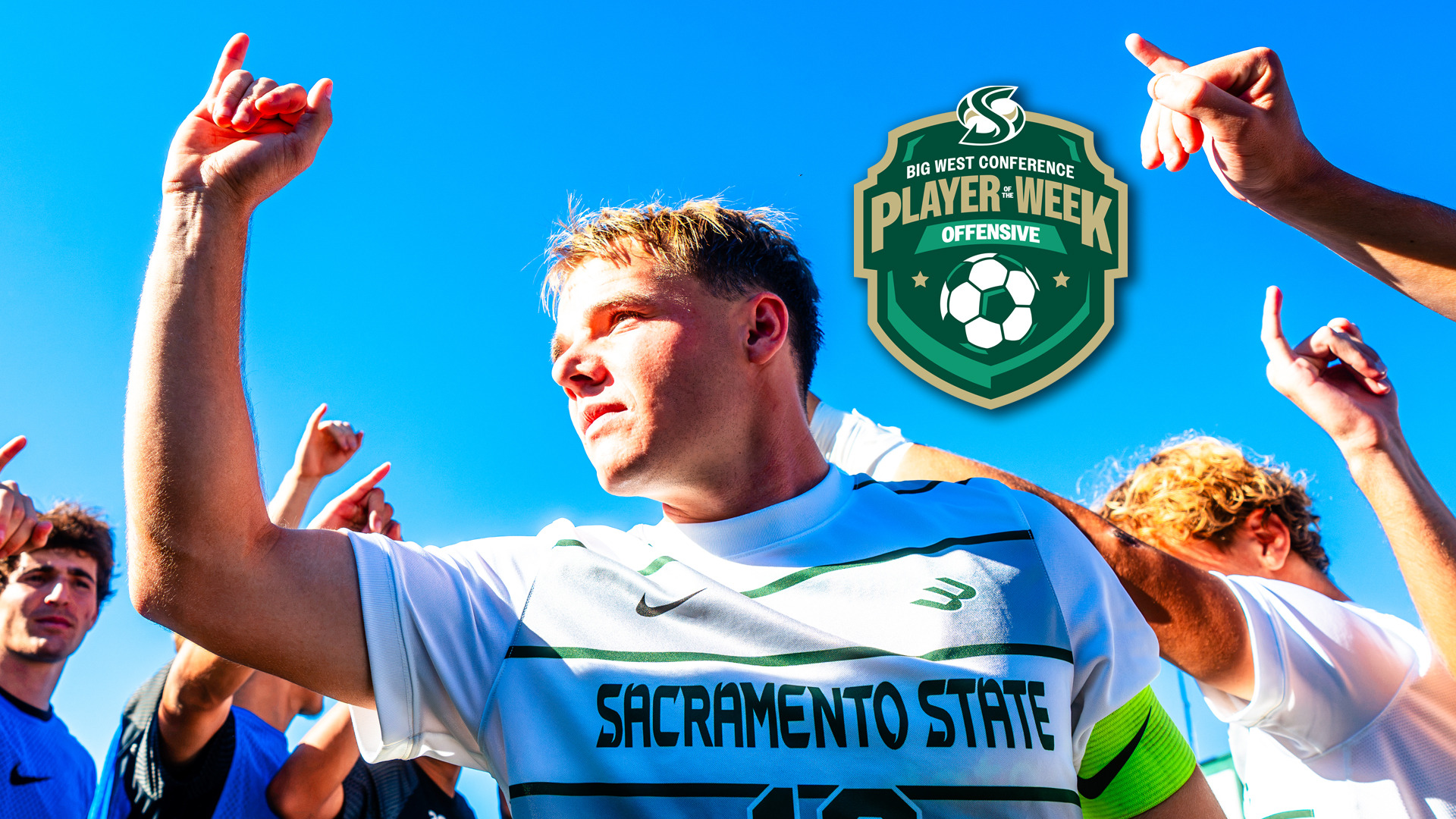 2026 MSOC Zac Giles with the Stingers Up during a team huddle after winning Big West Offensive Player of the Week honors for a third time