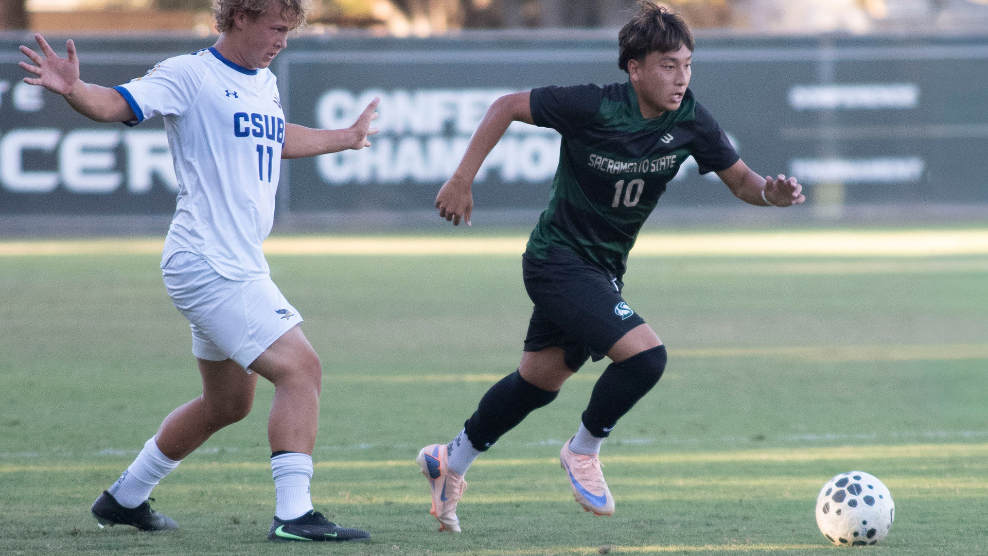 2026 MSOC Hiroshi Yang dribbles away from a Cal State Bakersfield defender