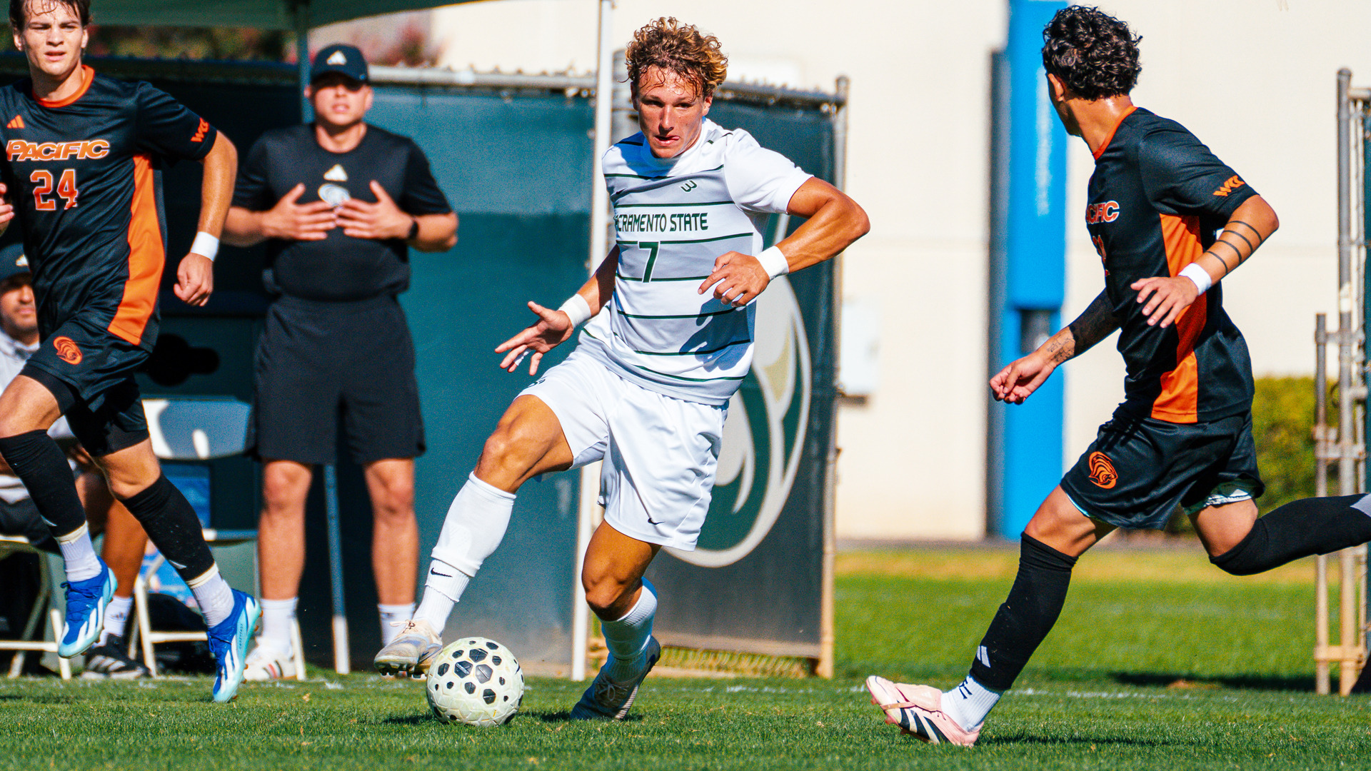 2026 MSOC Eli Reyneveld dribbles past defenders in a match against Pacific