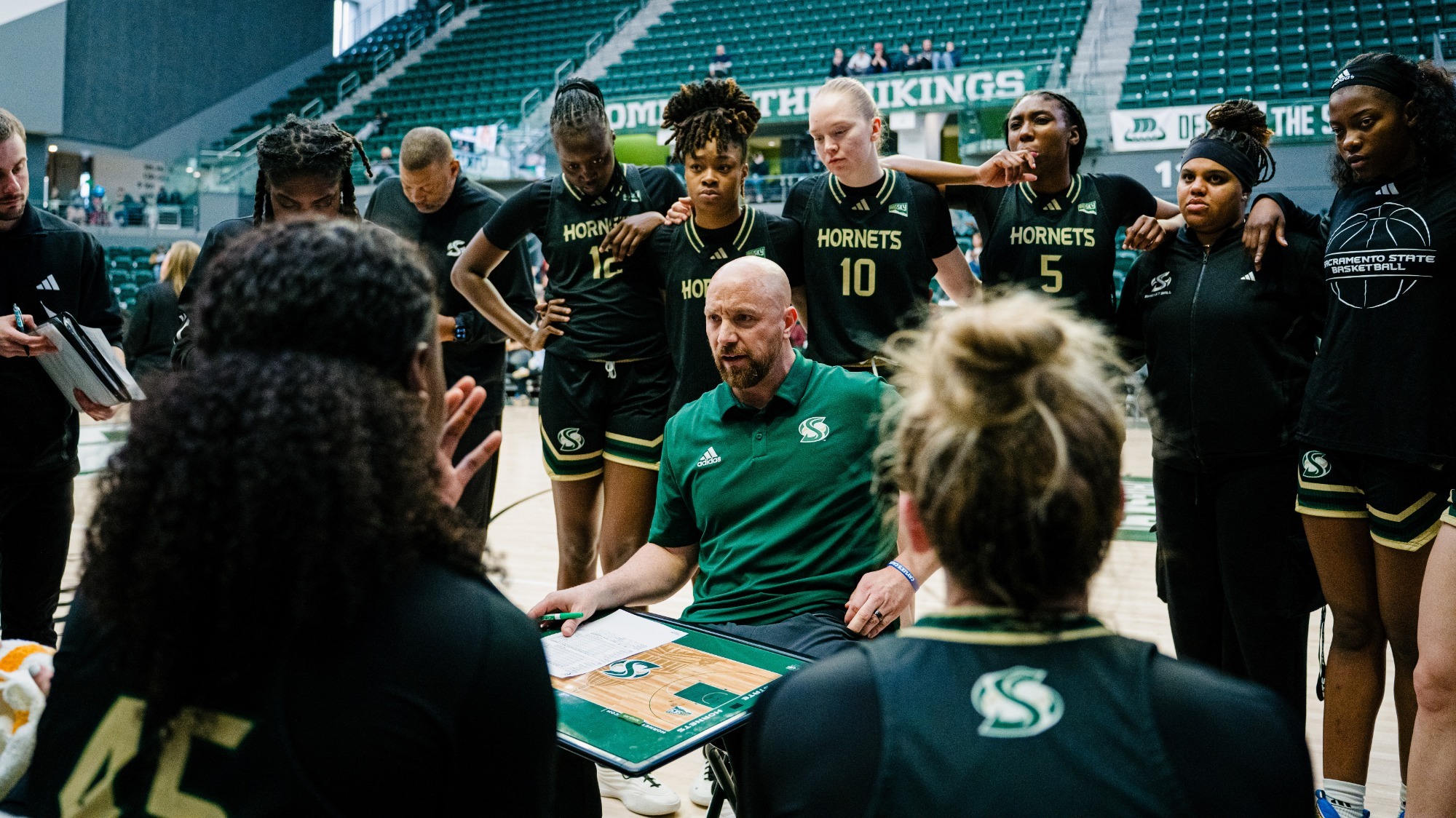 2025-26 WBB Head Coach Aaron Kallhoff speaks with the players in the huddle at Portland State