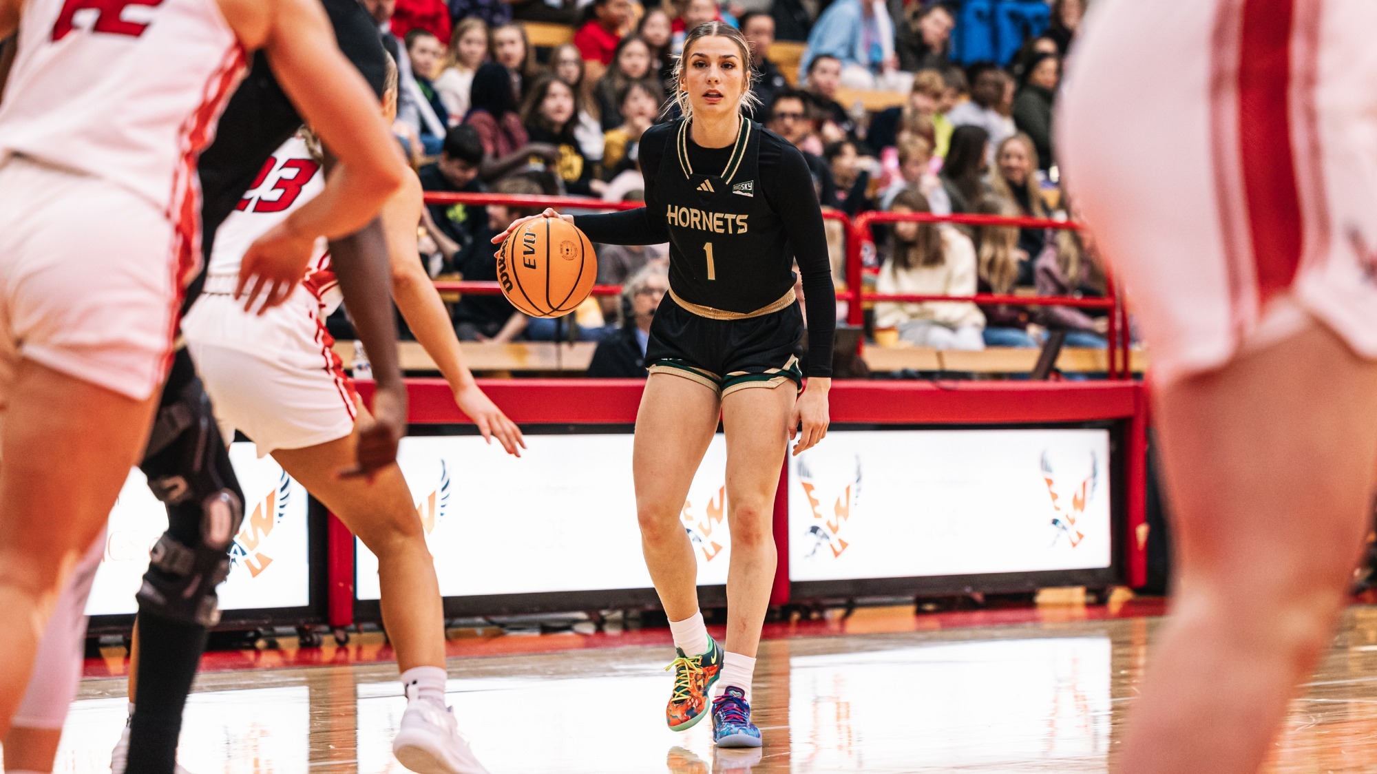 2025-26 WBB Benthe Versteeg dribbles and surveys the defense at Eastern Washington