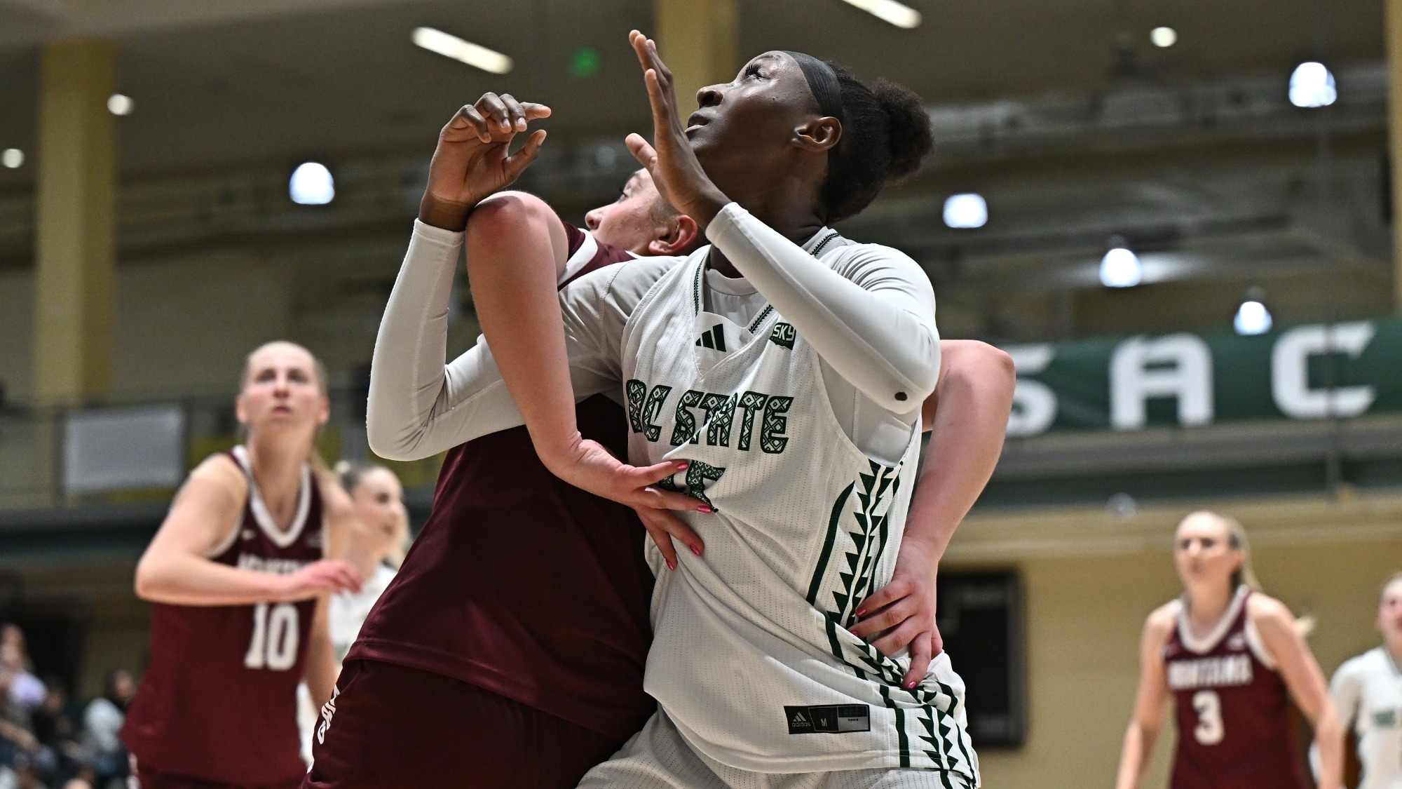 2025-26 WBB Fatoumata Jaiteh battles a Montana defender trying to go for a rebound
