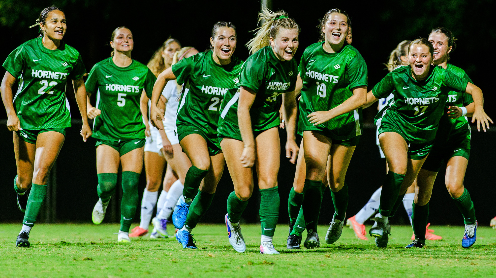 2026 WSOC Ellie Farber celebrates with teammates after scoring the winning goal at UC Davis