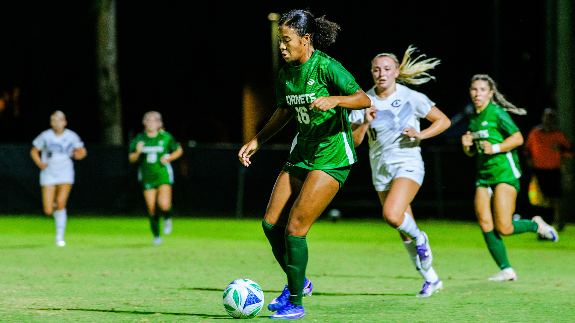 2026 WSOC Mia Jackson dribbles the ball in a match against UC Davis on Aug. 16