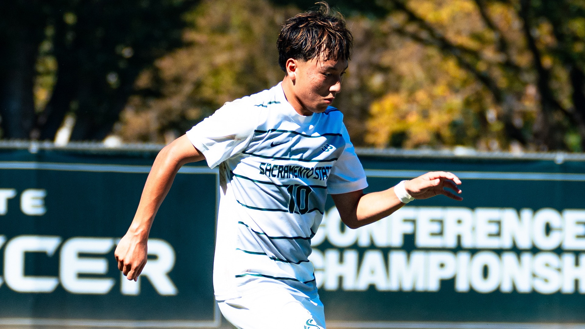 2026 MSOC Hiroshi Yang dribbles the ball up the field against UC Riverside