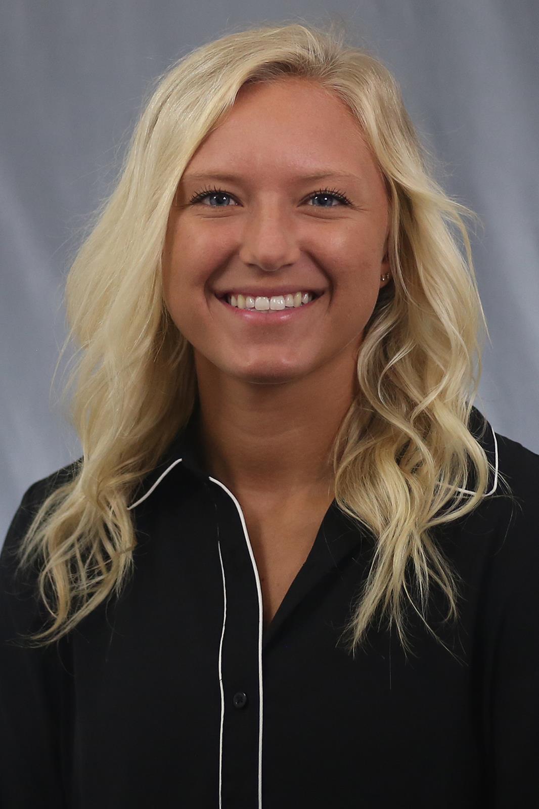 Annelyse Robinson 2018 Head Shot