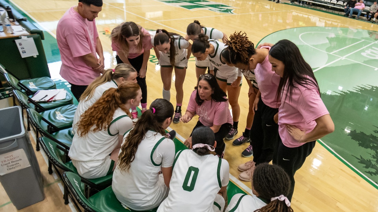 WBB team huddle 