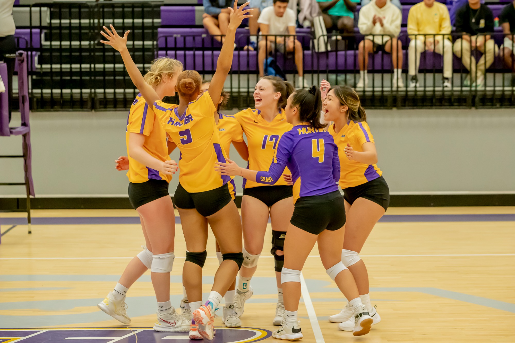 Volleyball Splits Trimatch to Close out Regular Season Hunter College