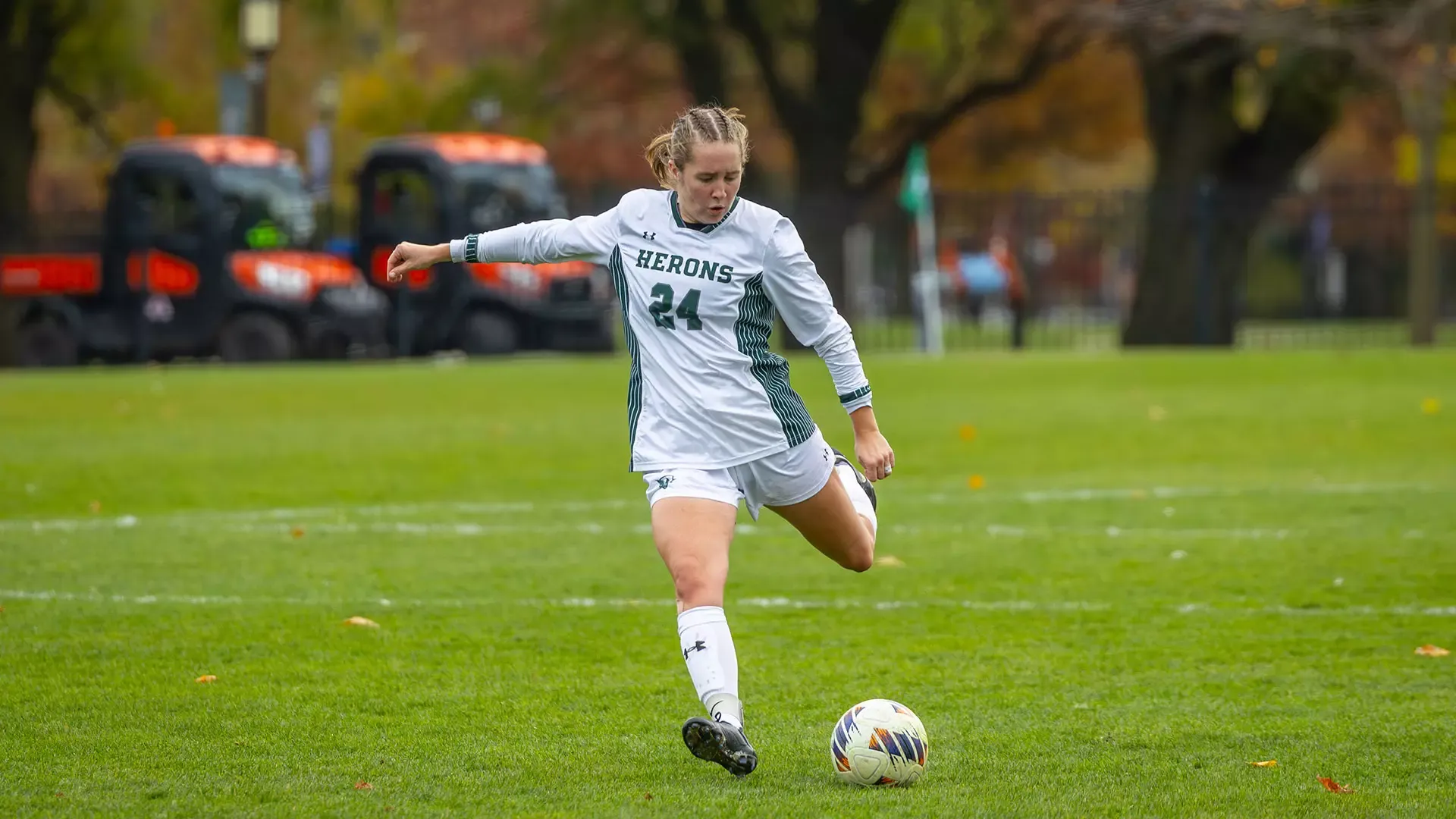 Ruth Hotaling passes the ball 
