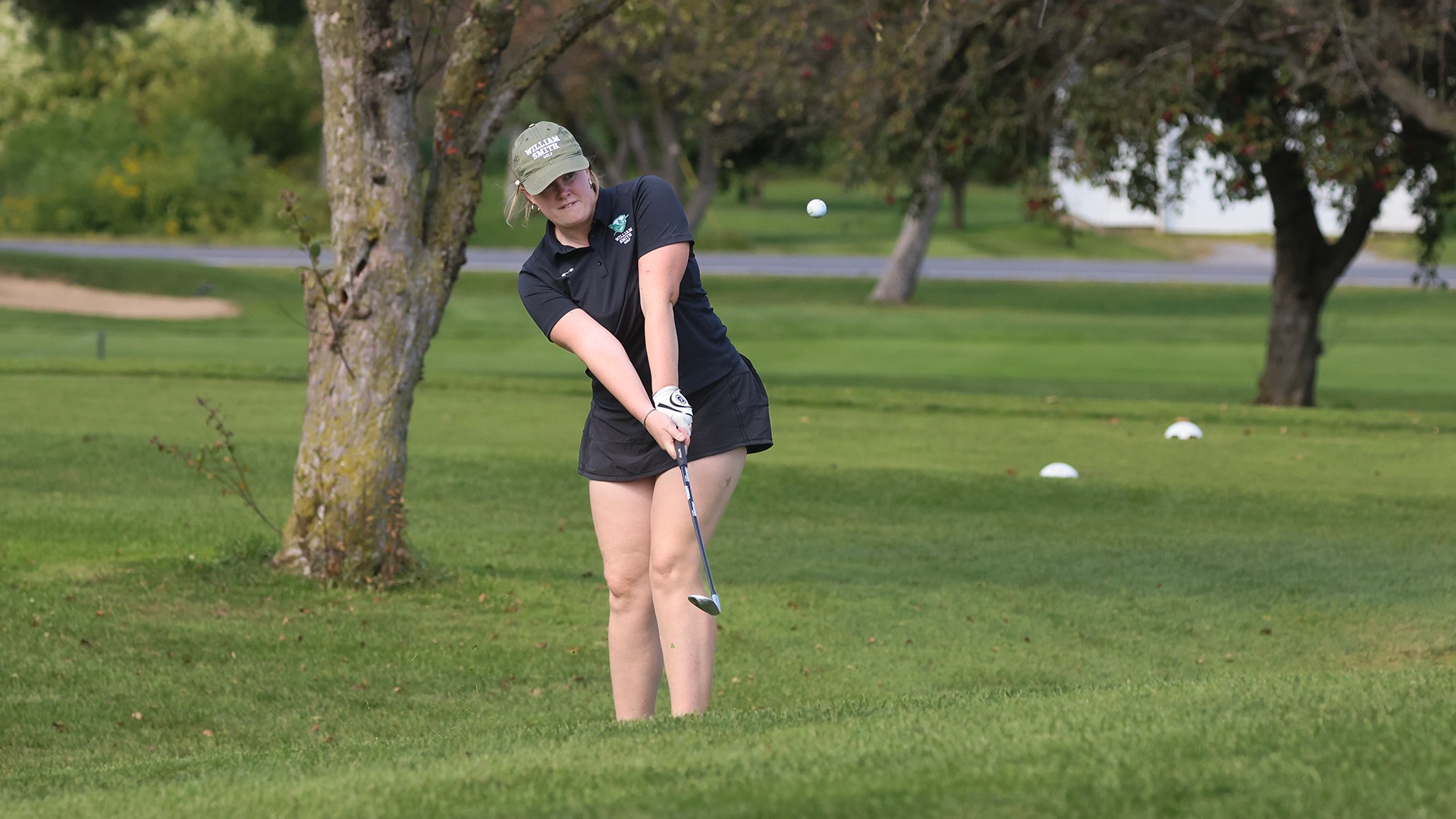 Caroline Gannon chips onto the green.
