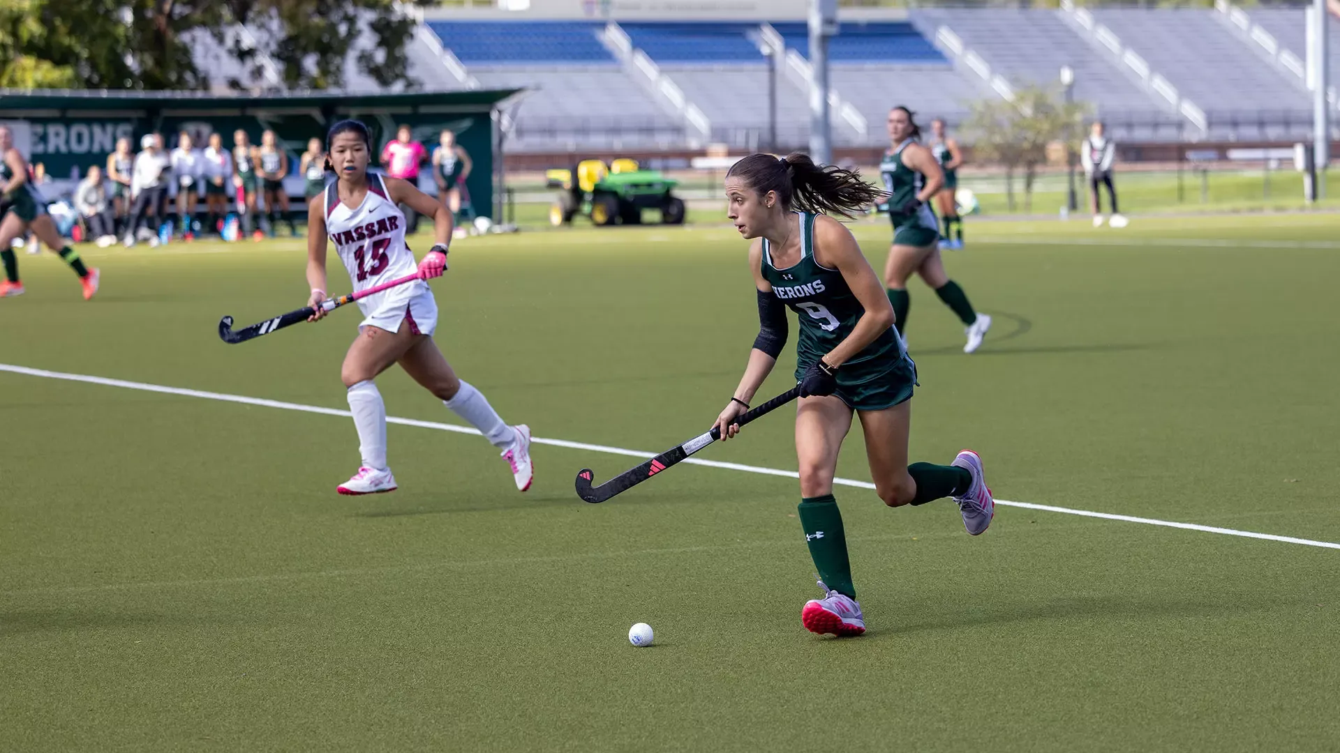 Ana Dios Vidal running with the ball