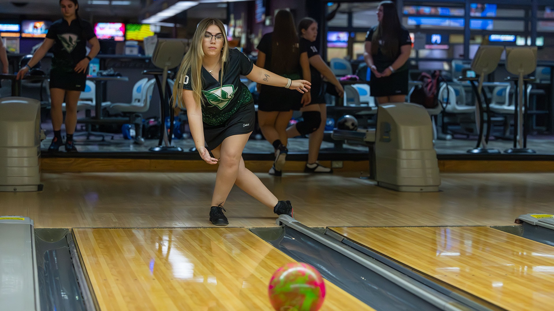 McKenzie Pantola watches her shot during a match at Sunset Bowl.