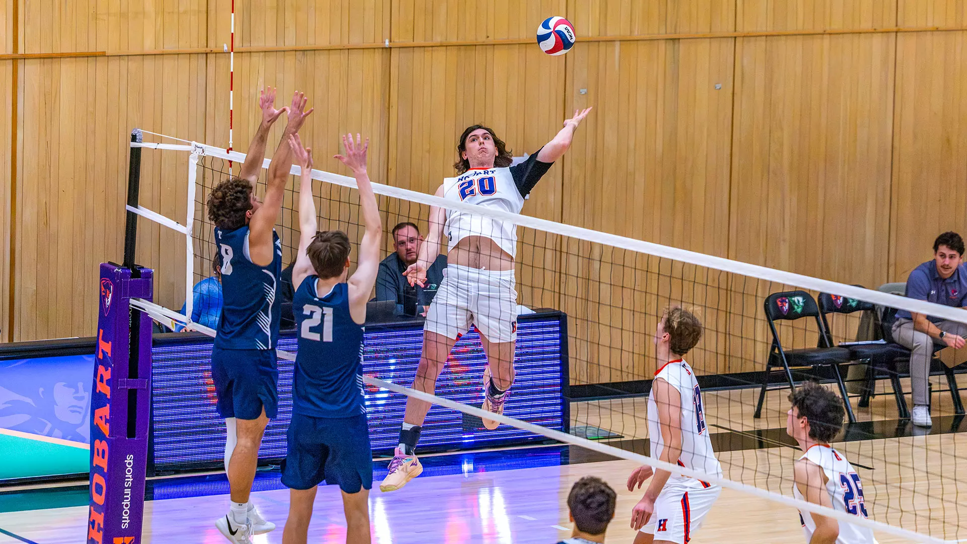Nicholas Humphries attacking the ball 