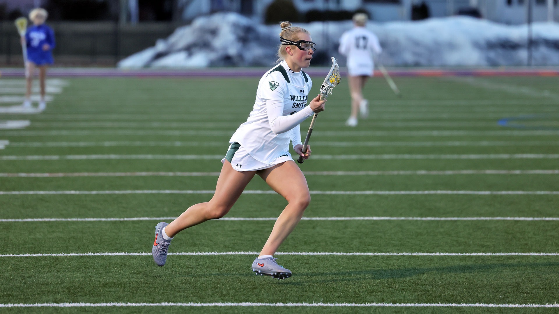 Kira Fulton carries the ball into the attacking end of the field.