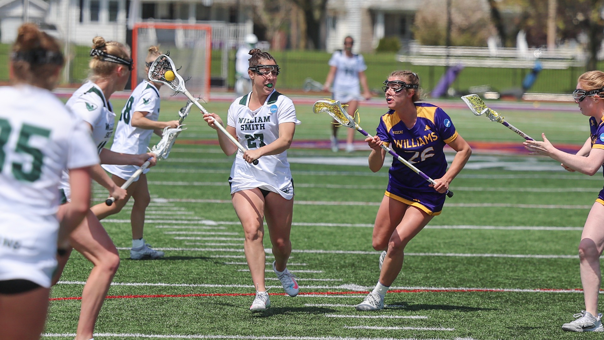Taryn Luzi weaves her way through Williams defenders