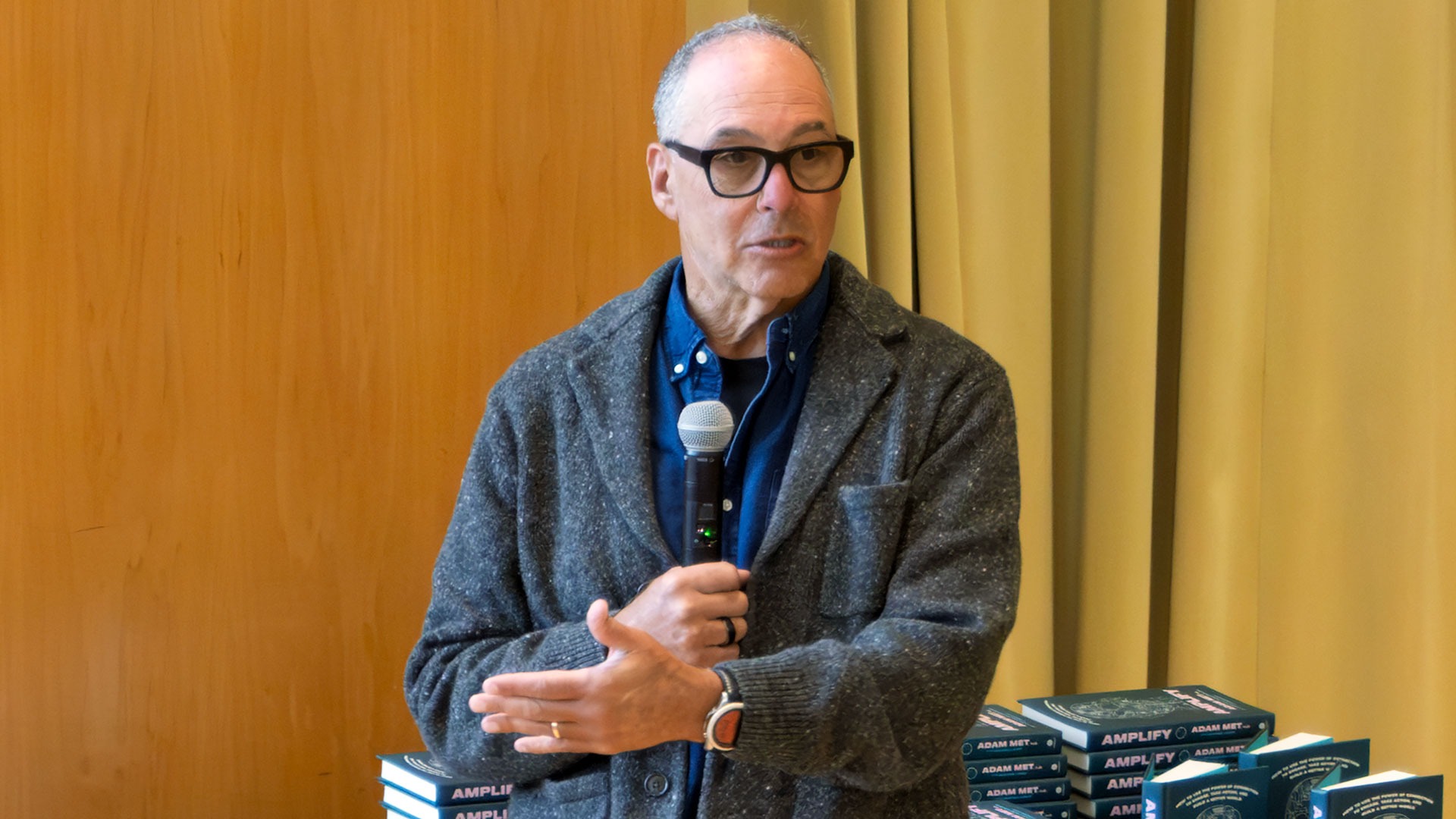 Dan Rosensweig '83 speaks into a microphone during a session of Management 305.