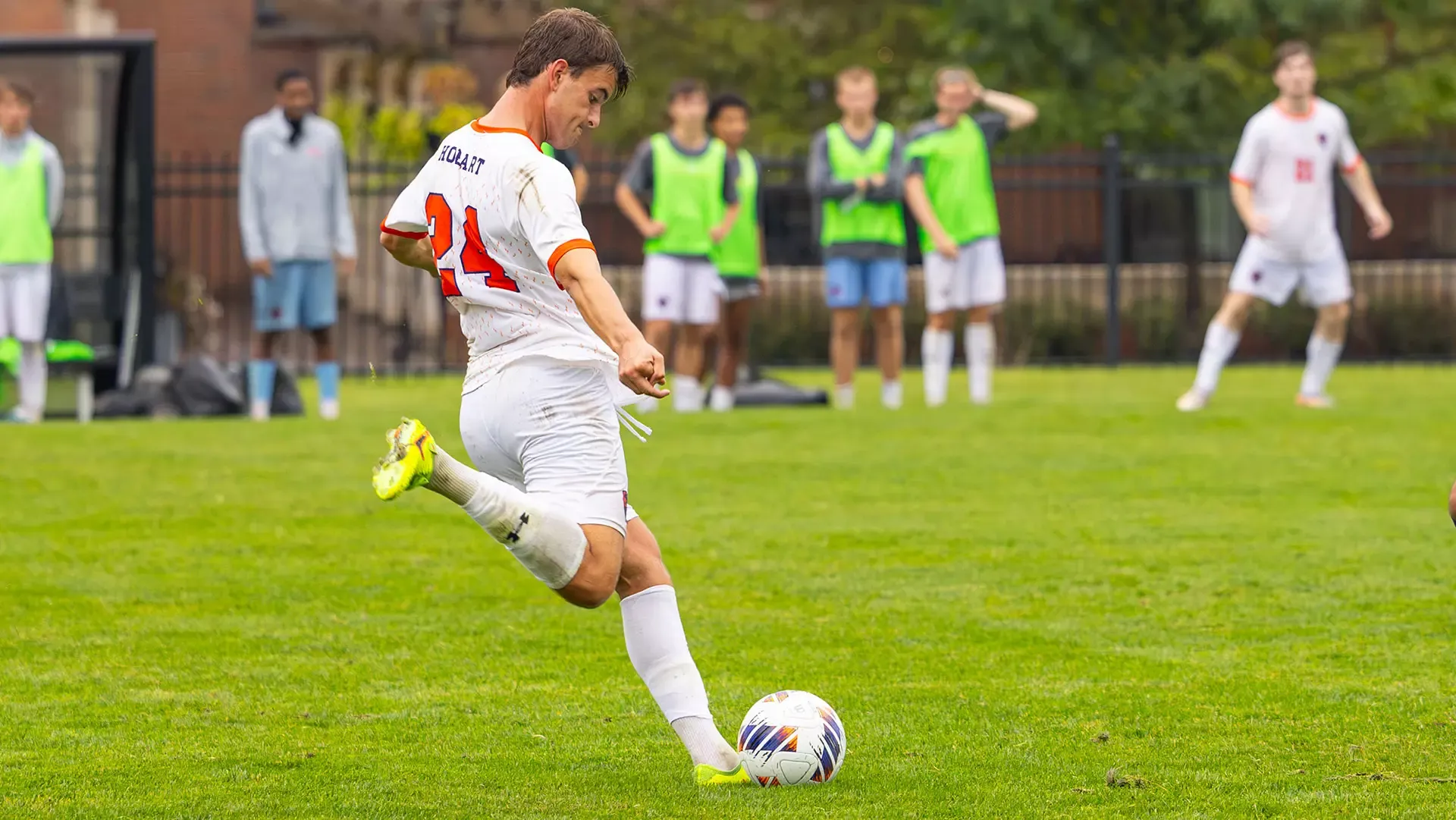Joe Pariano passes the ball
