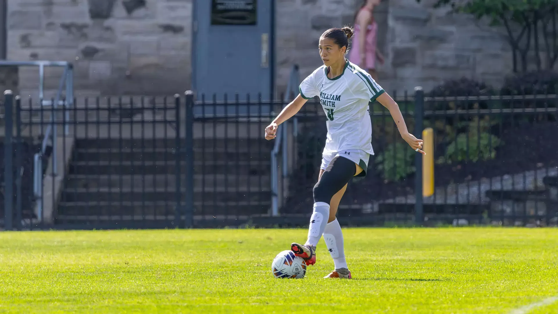 Izzy Thors dribbles the ball