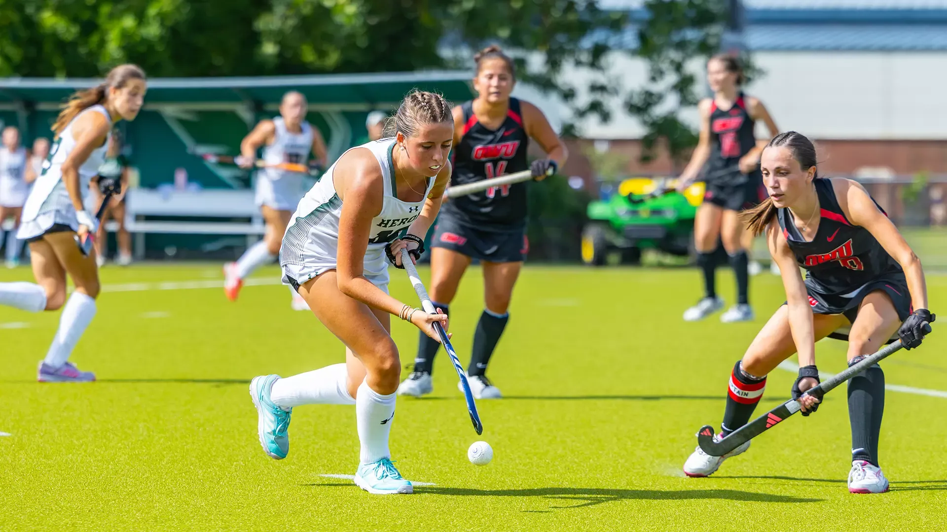 Mia Batchelder attacking with the ball