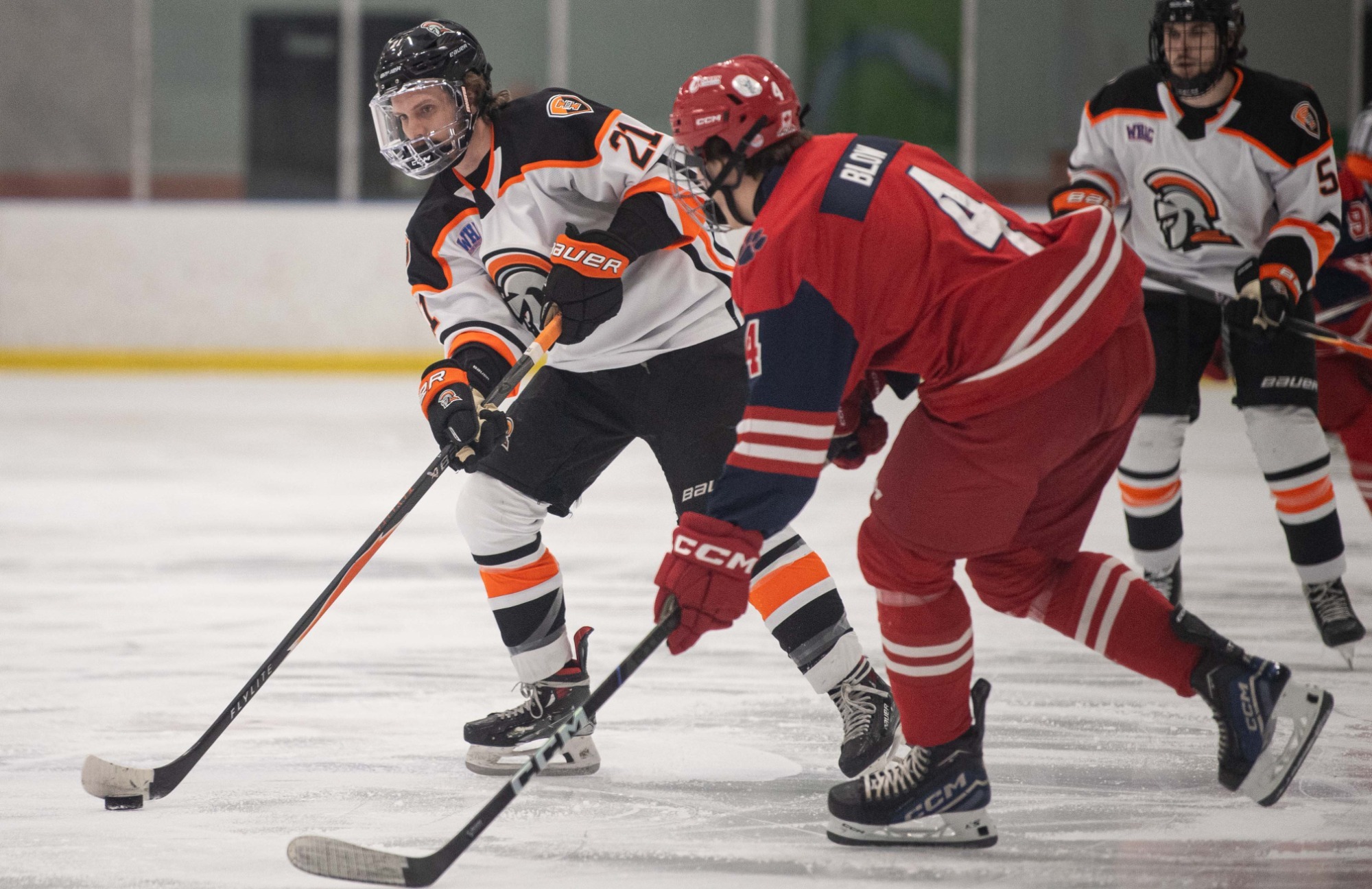 Sawyer skates pass defenders 