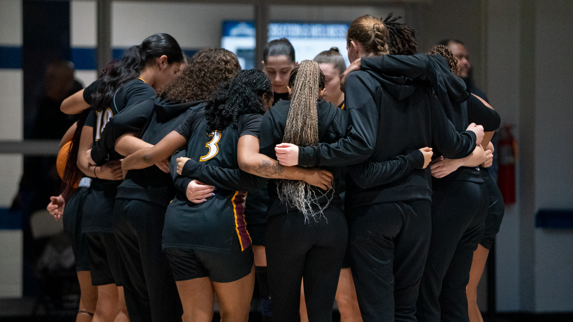 WBB Huddle at Mount St. Mary's