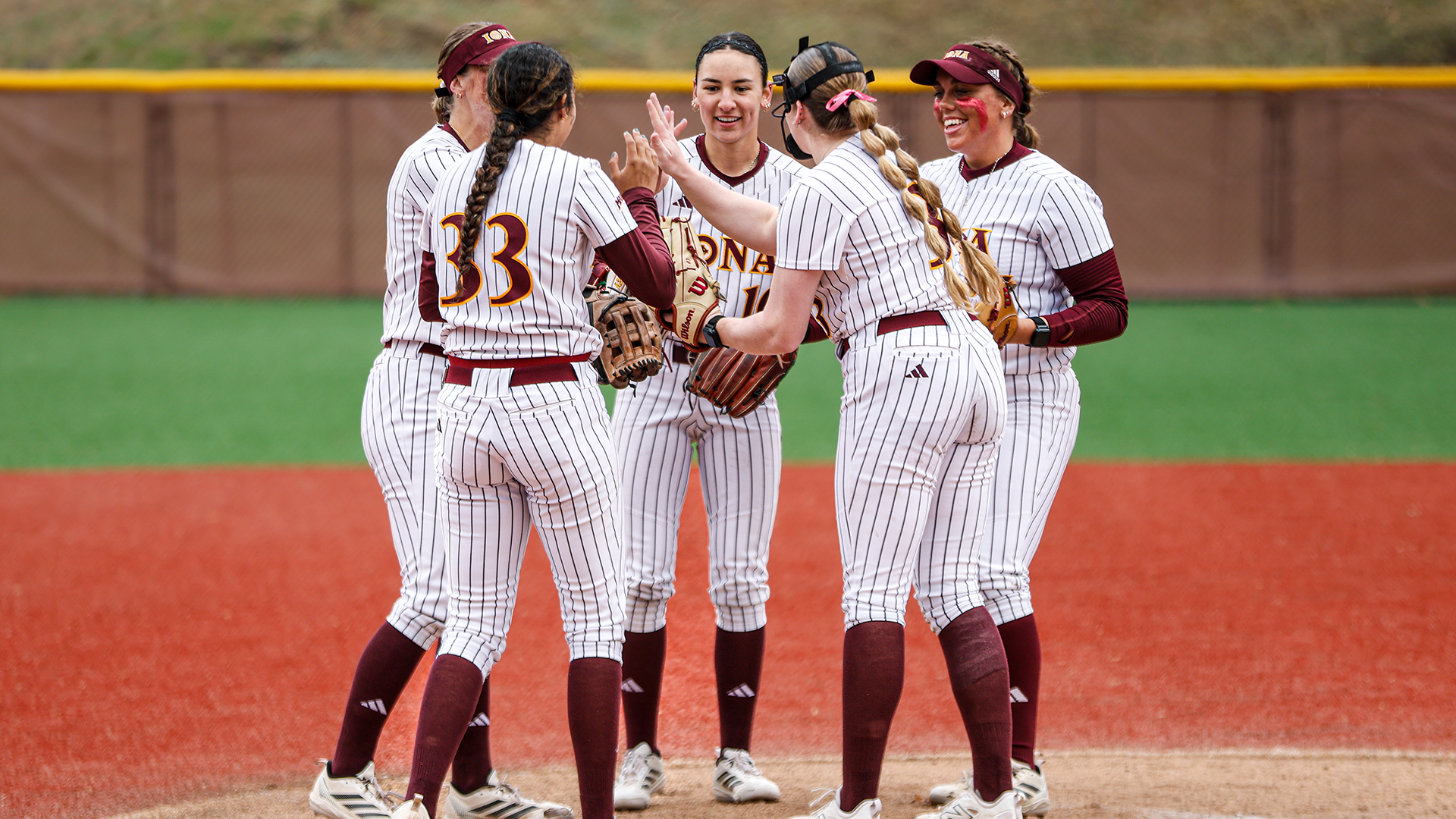 Softball Huddle vs. Marist 