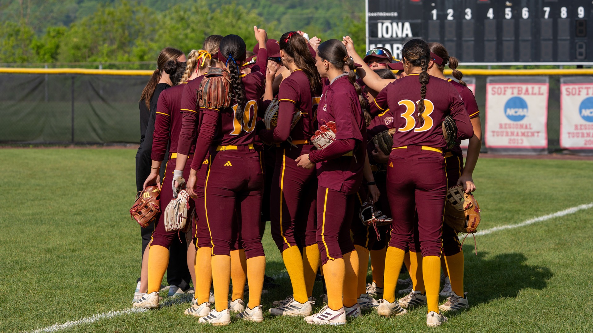 Softball Huddle MAAC Championship