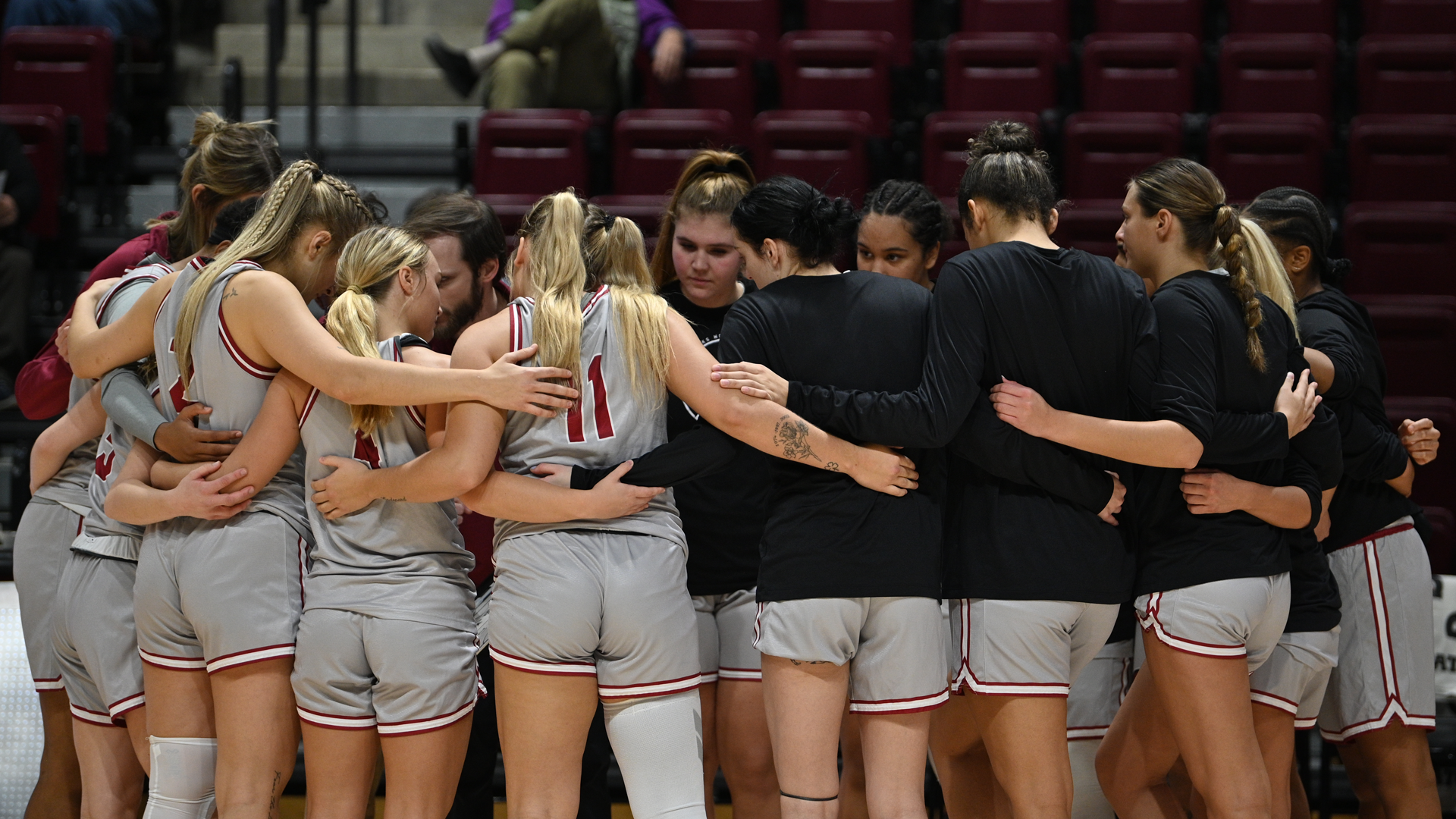 WBB TEAM HUDDLE