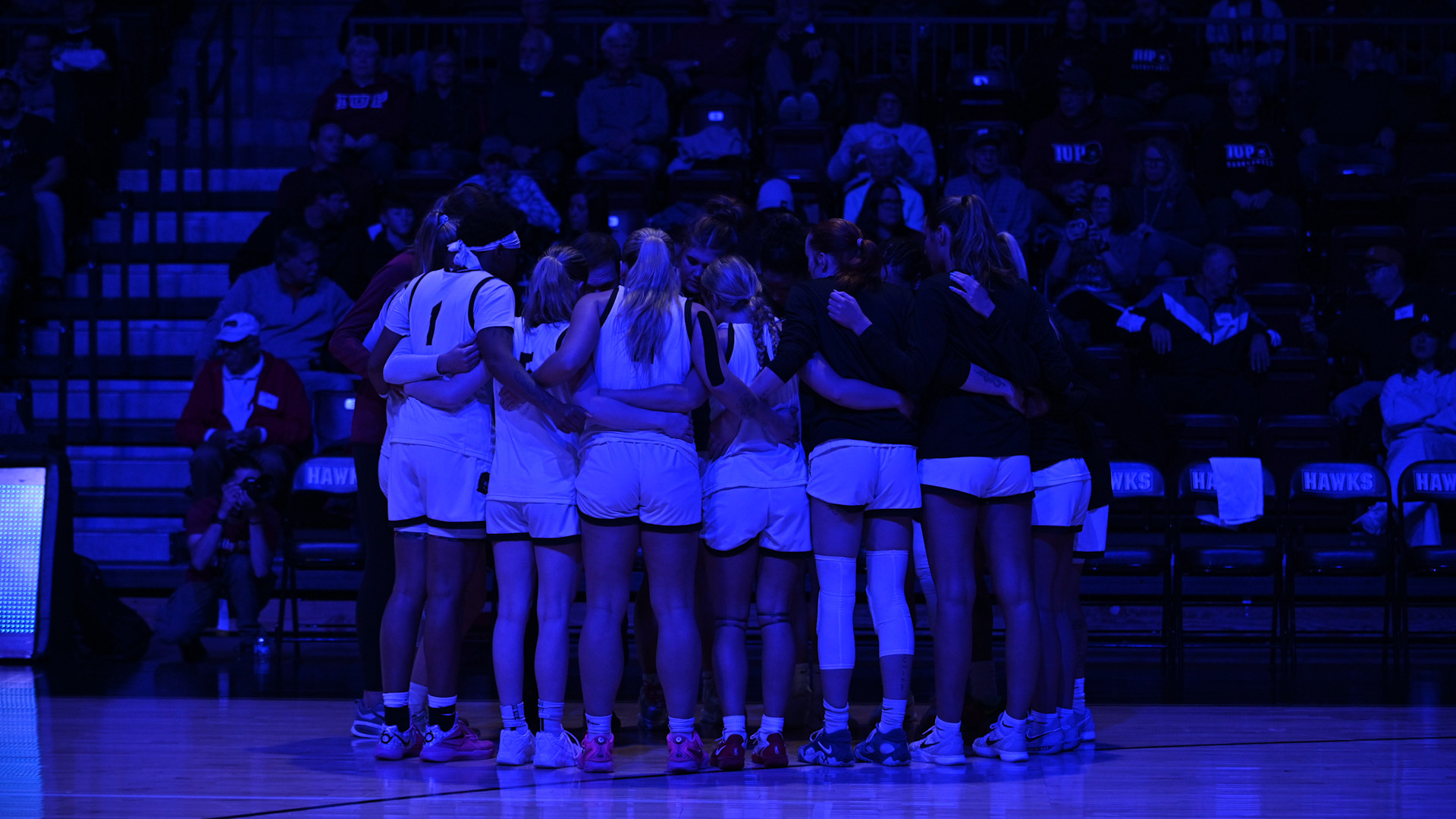 WBB PREGAME TEAM HUDDLE