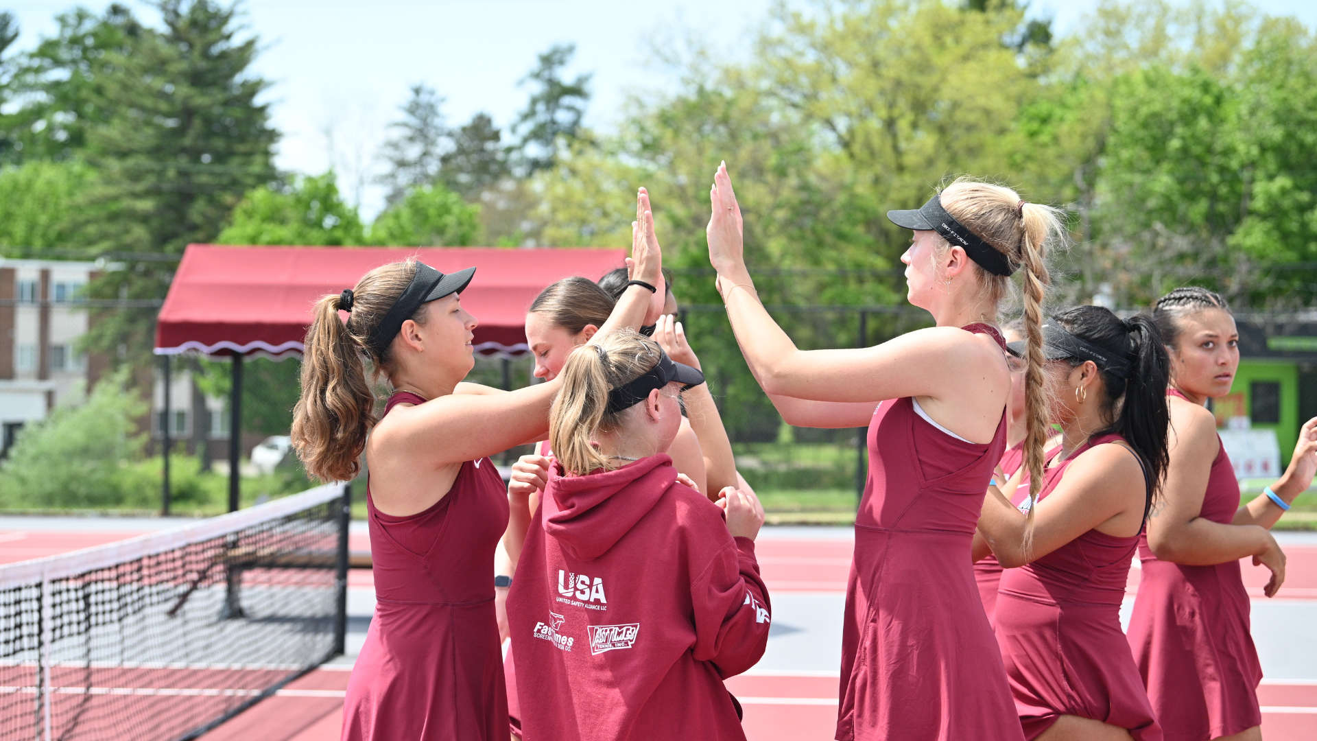 TENNIS HIGH FIVE