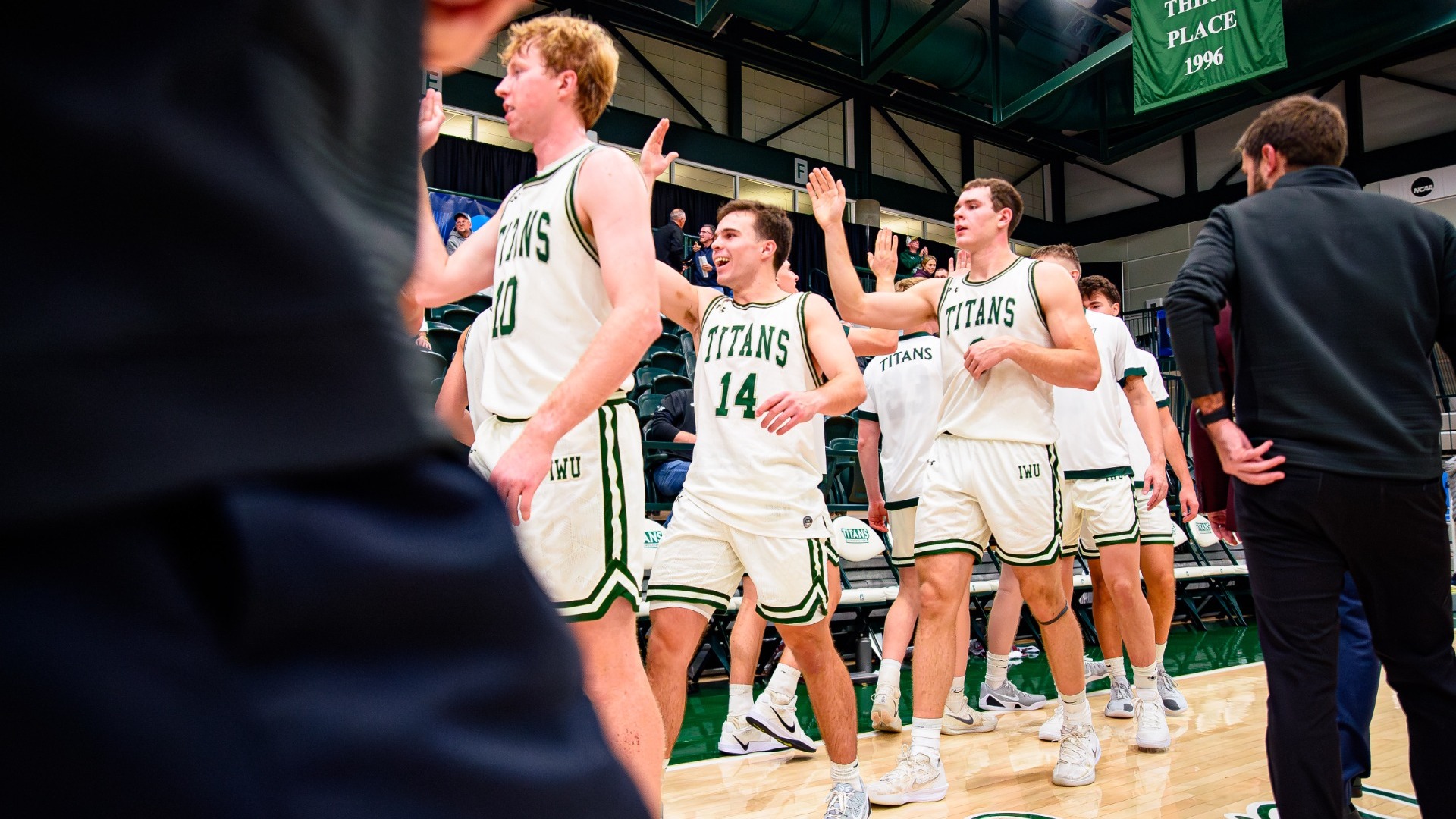 Men's hoops high fives