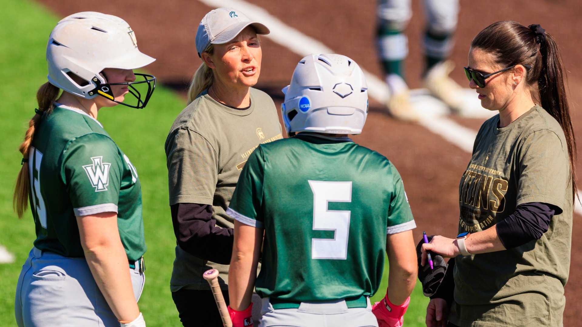 Tiffany Prager, Kimmy Hassel, Anna Beckman, and Claire Post huddle
