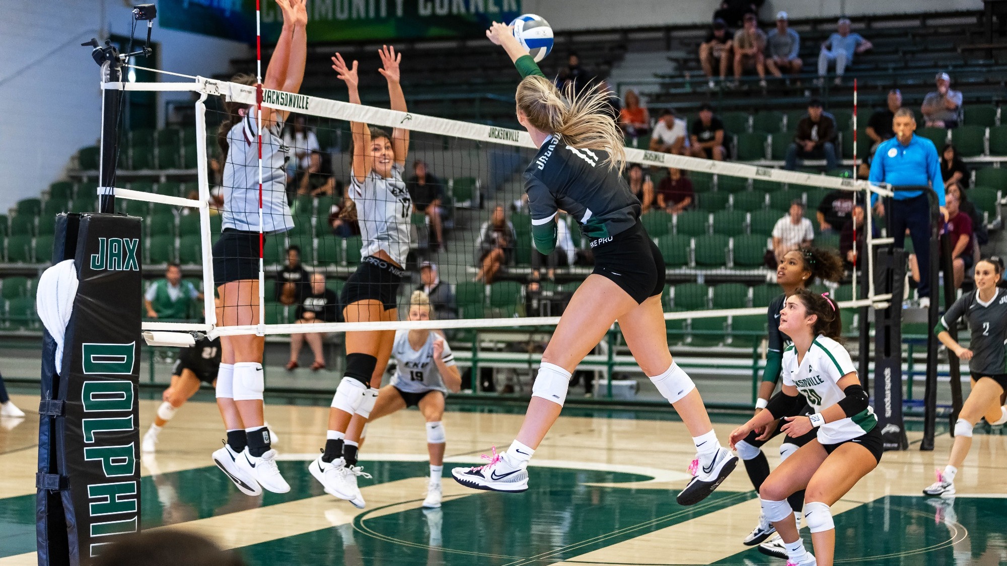Volleyball Sweeps Queens on the Road Jacksonville University