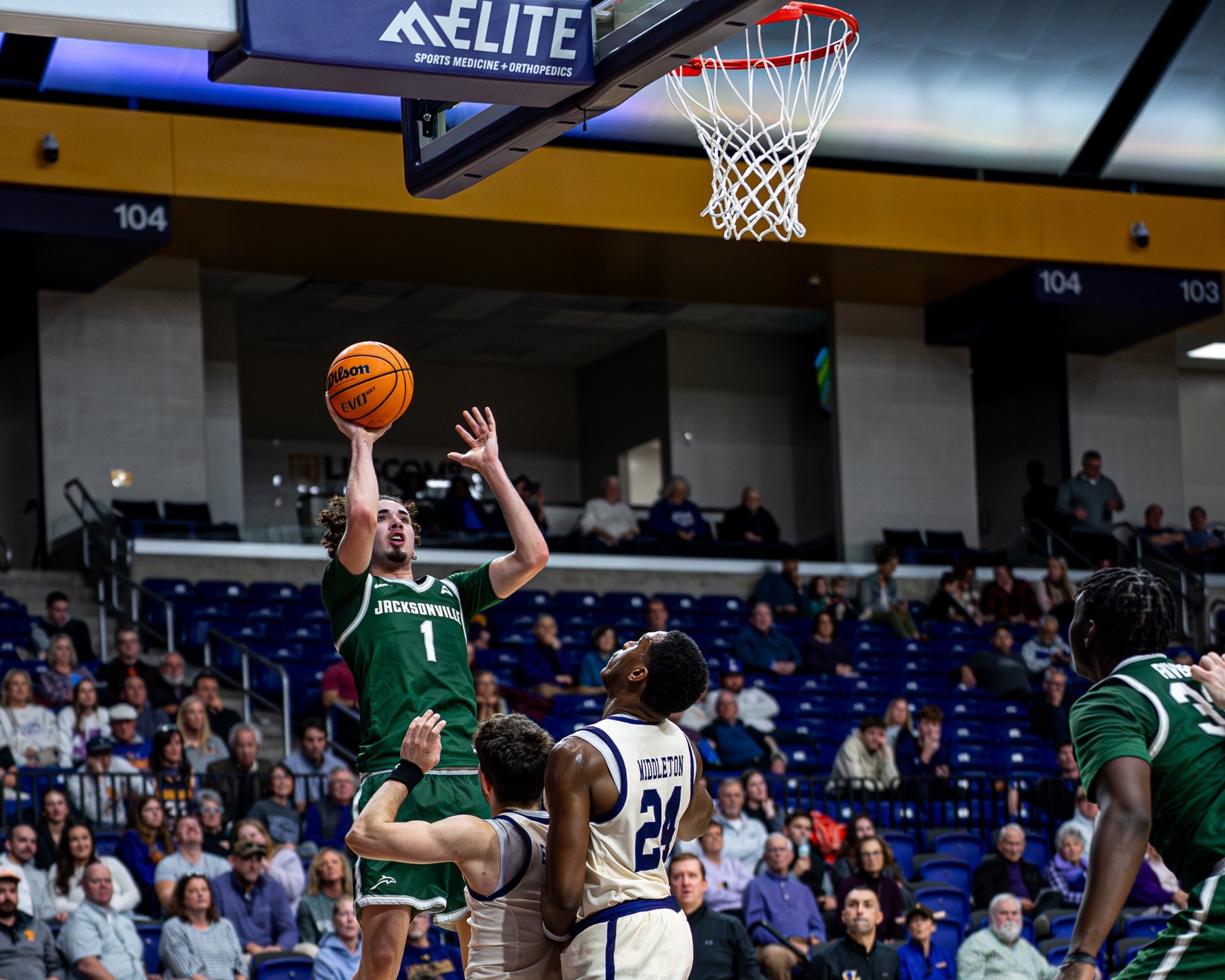 Chris Arias shoots against Lipscomb 1/1/25 MBB