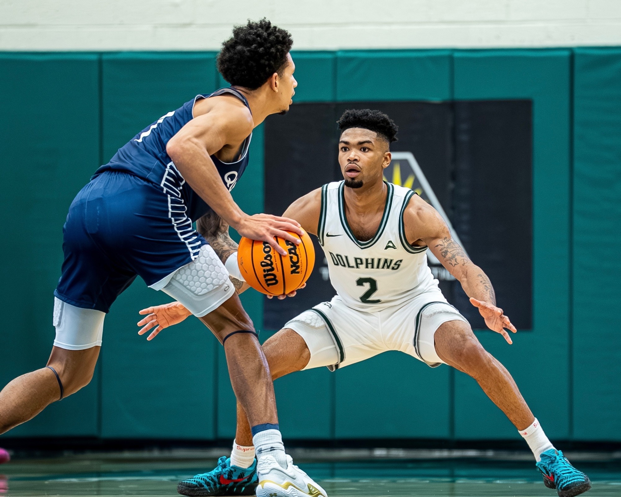 Jaylen Jones guards against Queens 01/08/26
