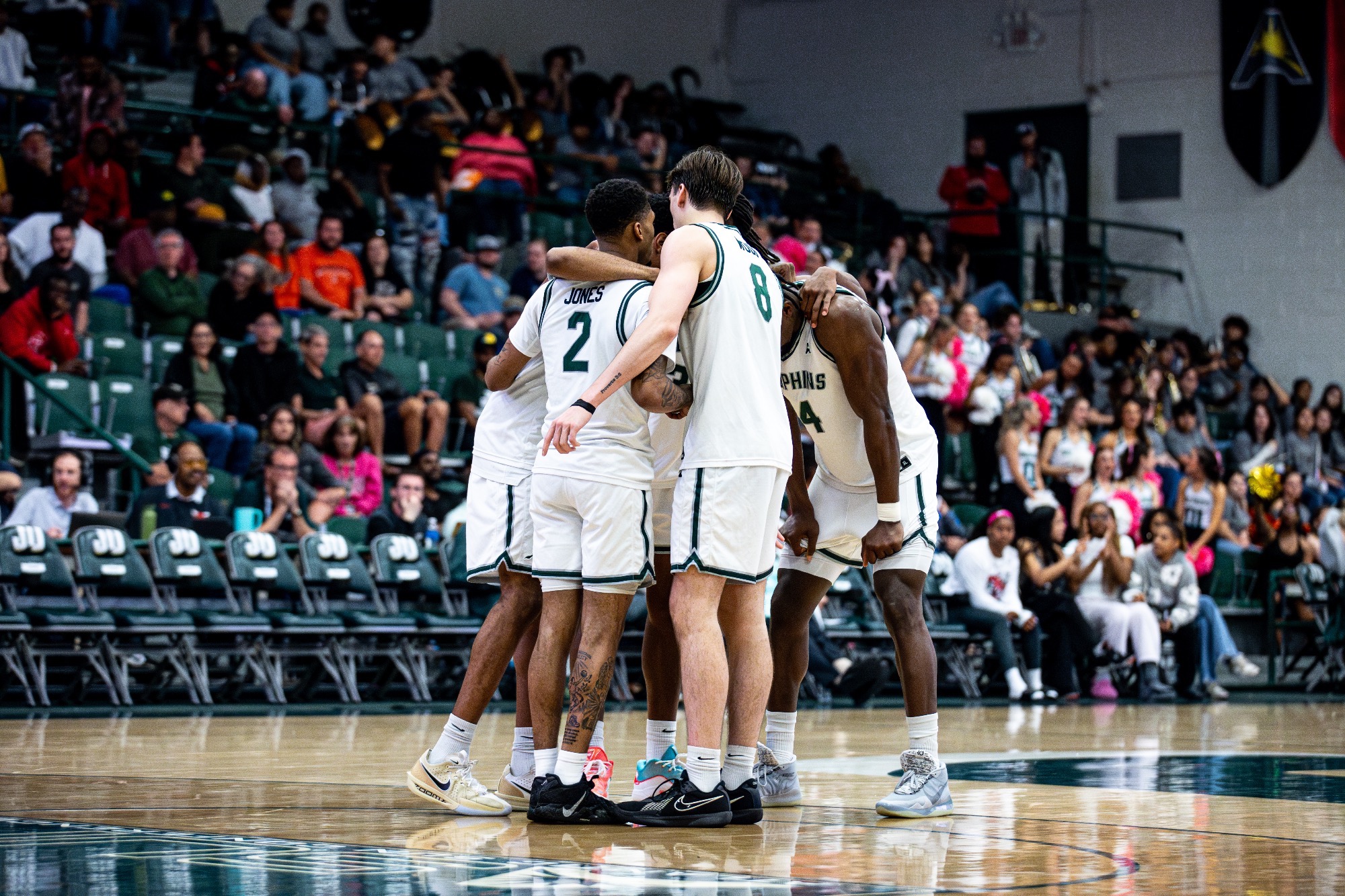 Men's basketball team huddle 02/21/26 v Austin Peay MBB