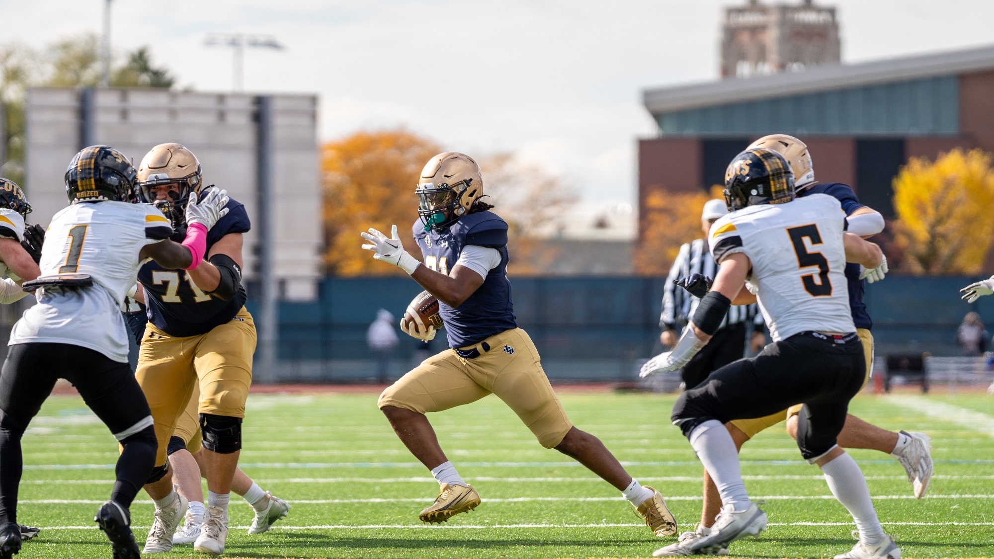 Quincy Newsom with Grant Myers blocking
