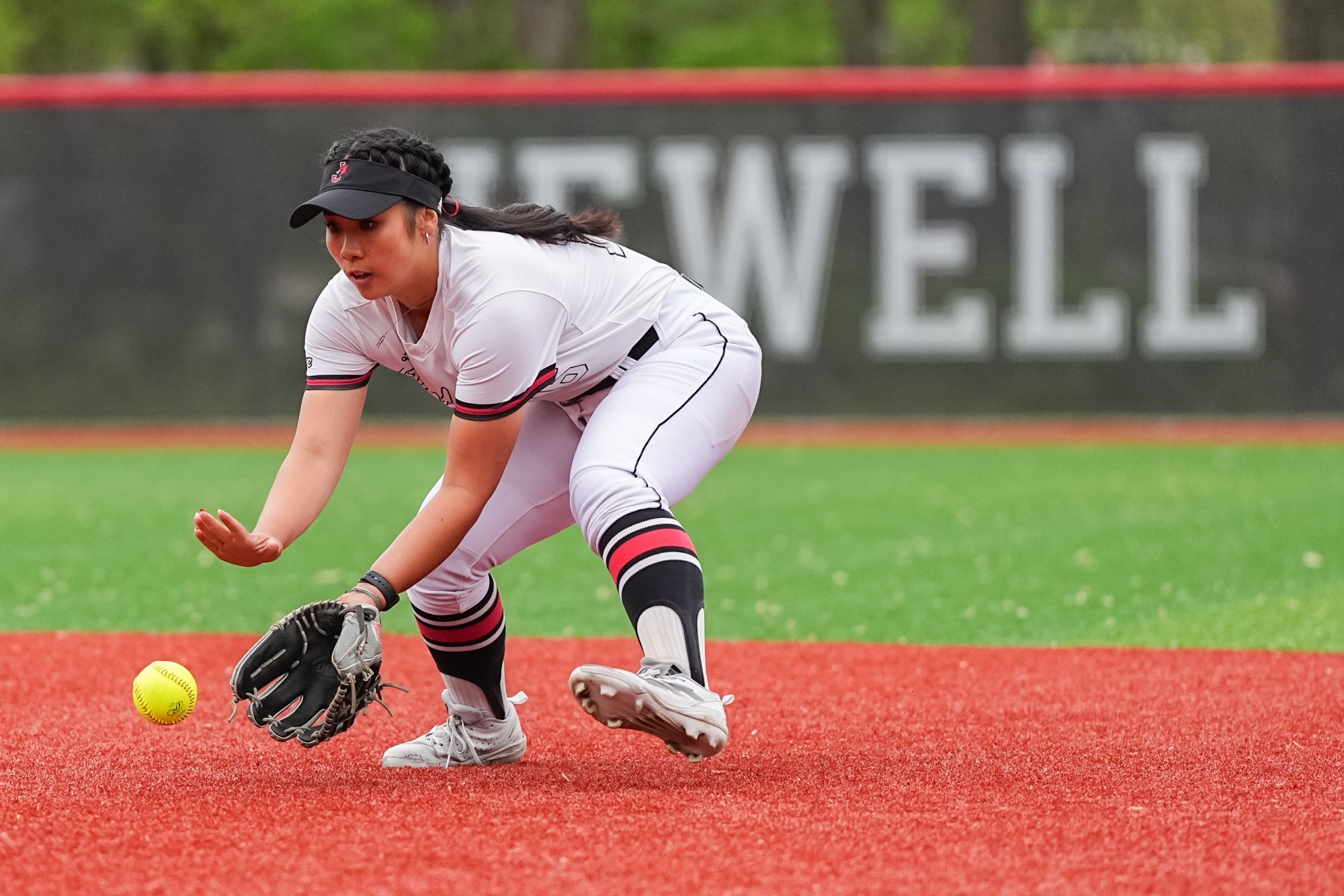 Amanda Chung fielding a ball