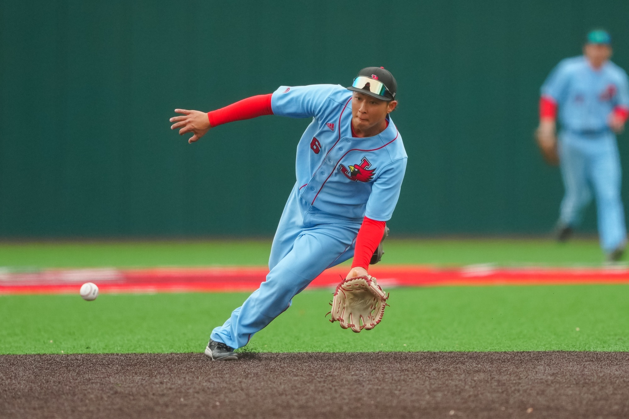 Rui Yoshida fielding a ground ball